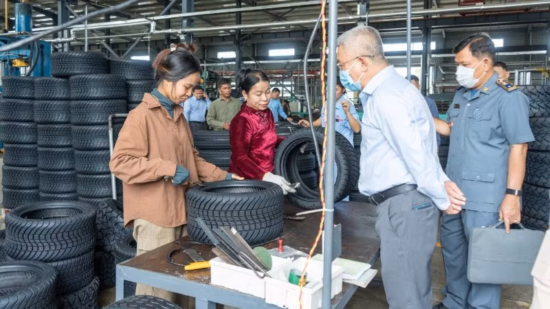 Bên trong một nhà máy sản xuất lốp ô-tô ở Campuchia. (Ảnh: Fresh News)