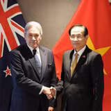 Ủy viên Bộ Chính trị, Bộ trưởng Bộ Ngoại giao Lê Hoài Trung và Bộ trưởng Ngoại giao New Zealand Winston Peters. (Ảnh: Diệu Linh/TTXVN)