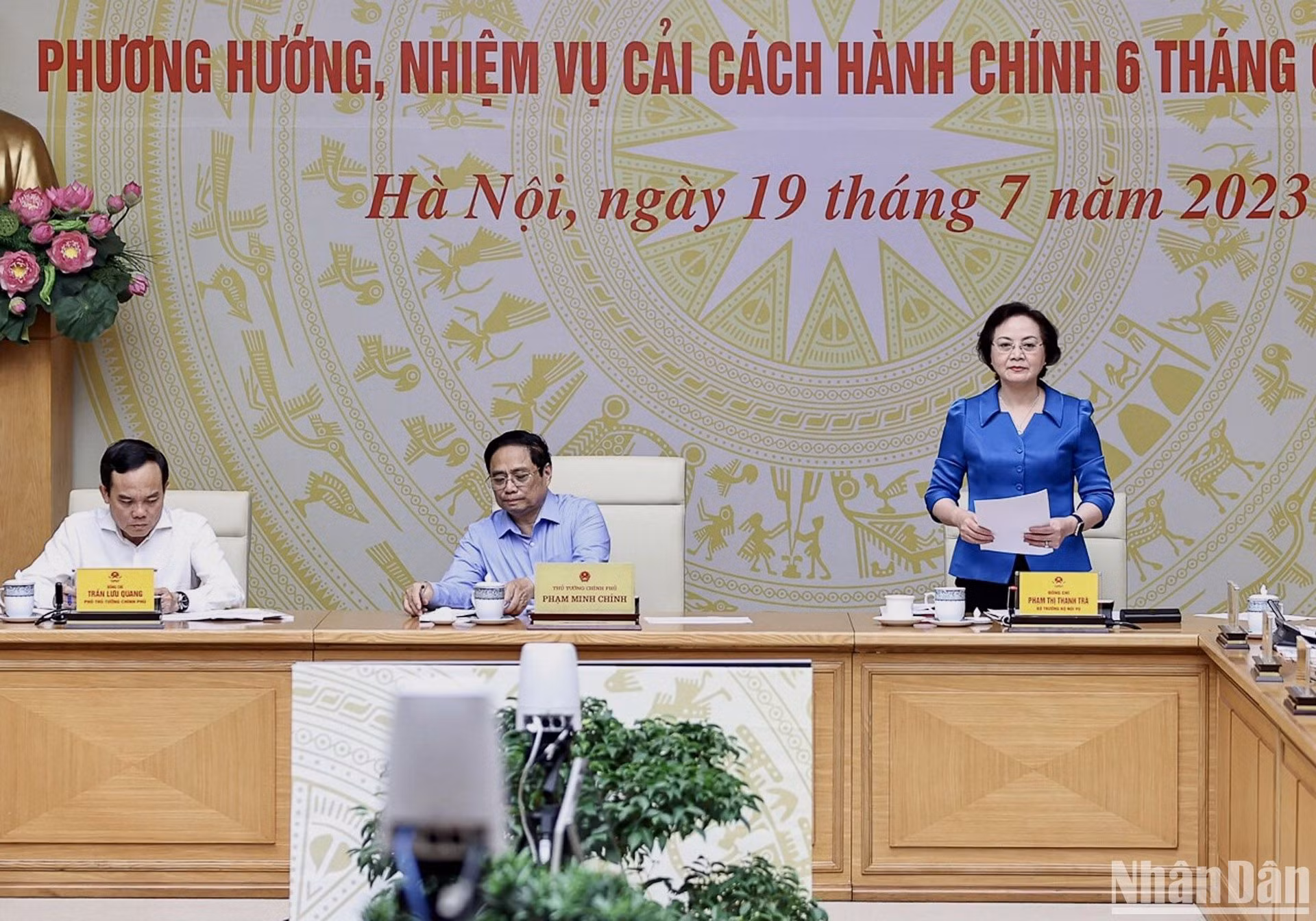 Bộ trưởng Nội vụ, Phó Trưởng ban Thường trực Ban Chỉ đạo cải cách hành chính của Chính phủ Phạm Thị Thanh Trà báo cáo công tác cải cách hành chính 6 tháng đầu năm 2023.
