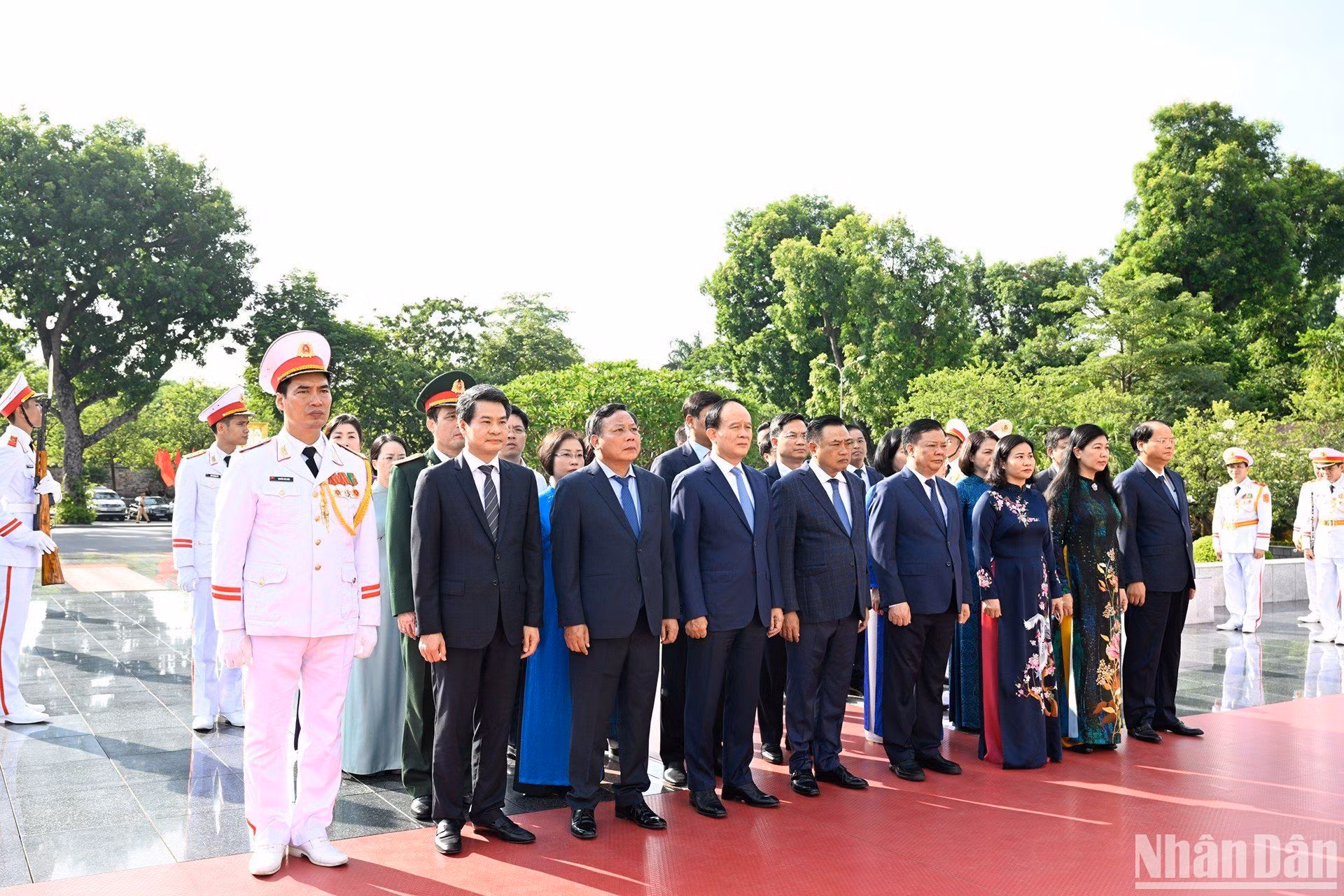 Đoàn đại biểu Thành ủy, Hội đồng nhân dân, Ủy ban nhân dân, Ủy ban Mặt trận Tổ quốc Việt Nam thành phố Hà Nội tưởng niệm các Anh hùng liệt sĩ. Đoàn đại biểu Thành ủy, Hội đồng nhân dân, Ủy ban nhân dân, Ủy ban Mặt trận Tổ quốc Việt Nam thành phố Hà Nội tưởng niệm các Anh hùng liệt sĩ.