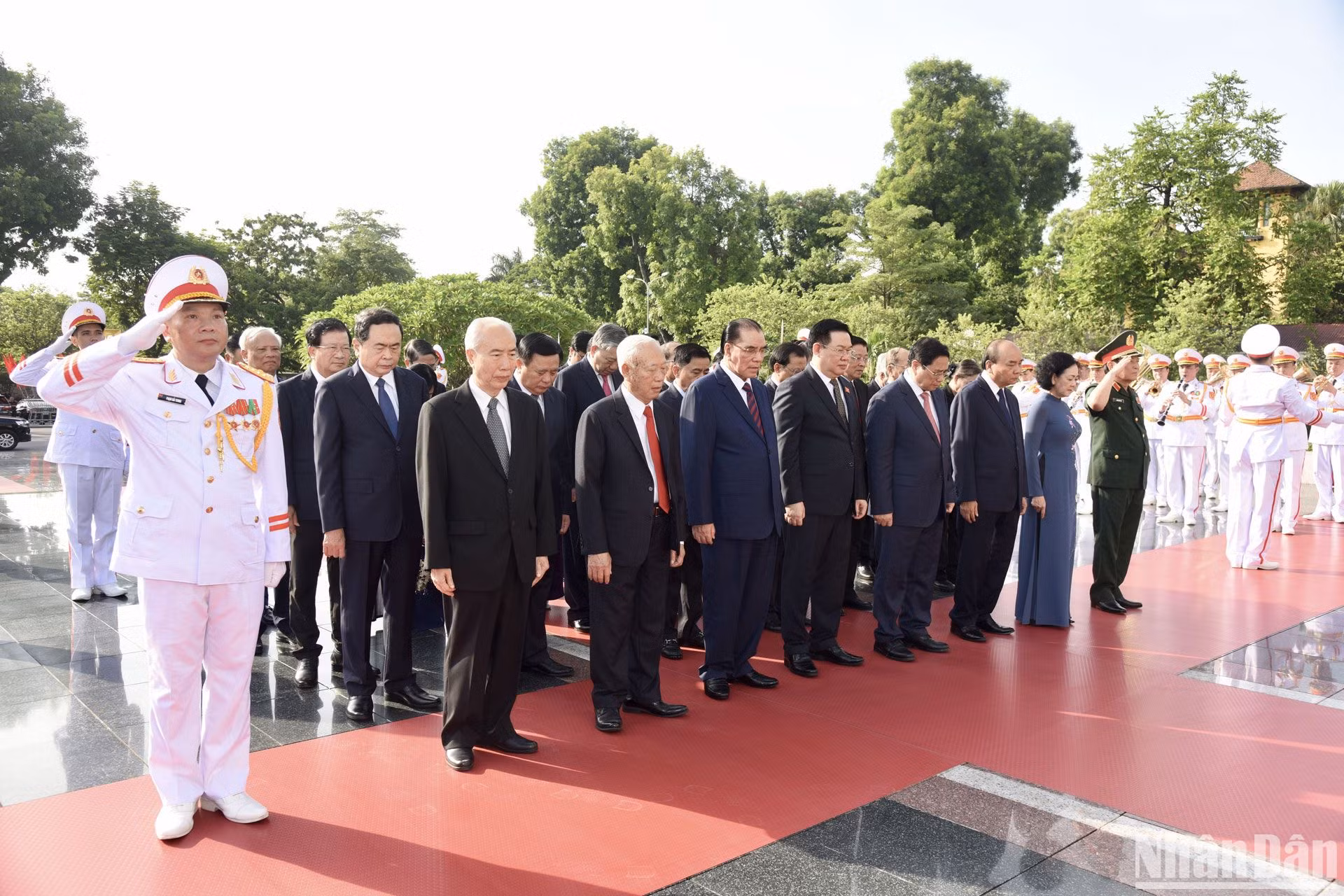 Các đồng chí lãnh đạo Đảng, Nhà nước tưởng niệm các Anh hùng liệt sĩ. Các đồng chí lãnh đạo Đảng, Nhà nước tưởng niệm các Anh hùng liệt sĩ.