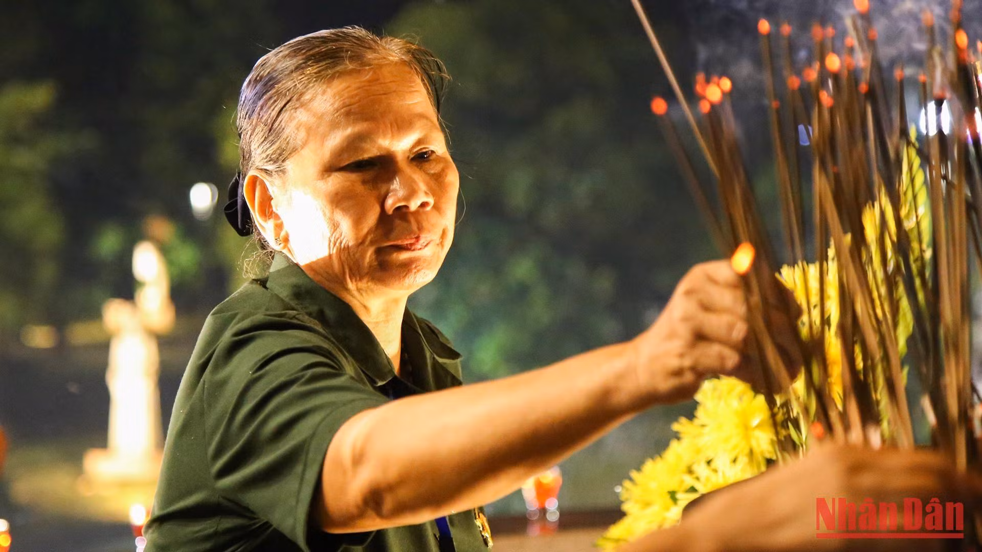 Đây là dịp người lính năm xưa thắp nén tâm nhang tưởng nhớ "đồng đội" một thời cùng vào sinh ra tử cho hòa bình hôm nay. Đây là dịp người lính năm xưa thắp nén tâm nhang tưởng nhớ "đồng đội" một thời cùng vào sinh ra tử cho hòa bình hôm nay.