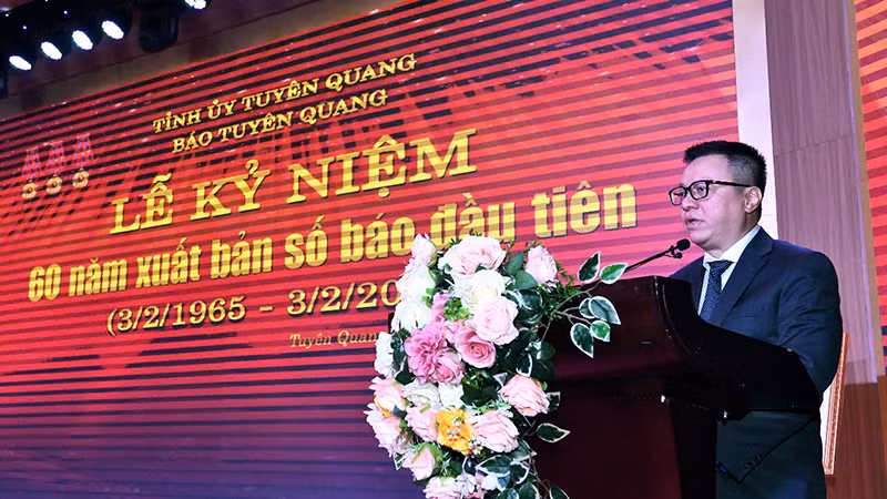 Đồng chí Lê Quốc Minh, Ủy viên Trung ương Đảng, Tổng Biên tập Báo Nhân Dân, Chủ tịch Hội Nhà báo Việt Nam phát biểu tại buổi lễ.
