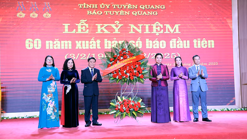 Lãnh đạo tỉnh Tuyên Quang tặng hoa chúc mừng Báo Tuyên Quang.