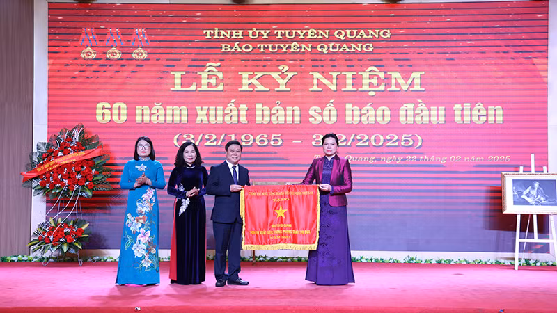 Đồng chí Đồng chí Hà Thị Nga, Ủy viên Trung ương Đảng, Bí thư Tỉnh ủy, Trưởng Đoàn đại biểu Quốc hội tỉnh Tuyên Quang trao Cờ thi đua của Thủ tướng Chính phủ cho lãnh đạo Báo Tuyên Quang.