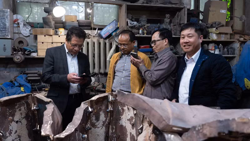 Đại sứ quán và cộng đồng người Việt tại Nga theo sát dự án dựng tượng. (Ảnh: THANH THỂ) Đại sứ quán và cộng đồng người Việt tại Nga theo sát dự án dựng tượng. (Ảnh: THANH THỂ)