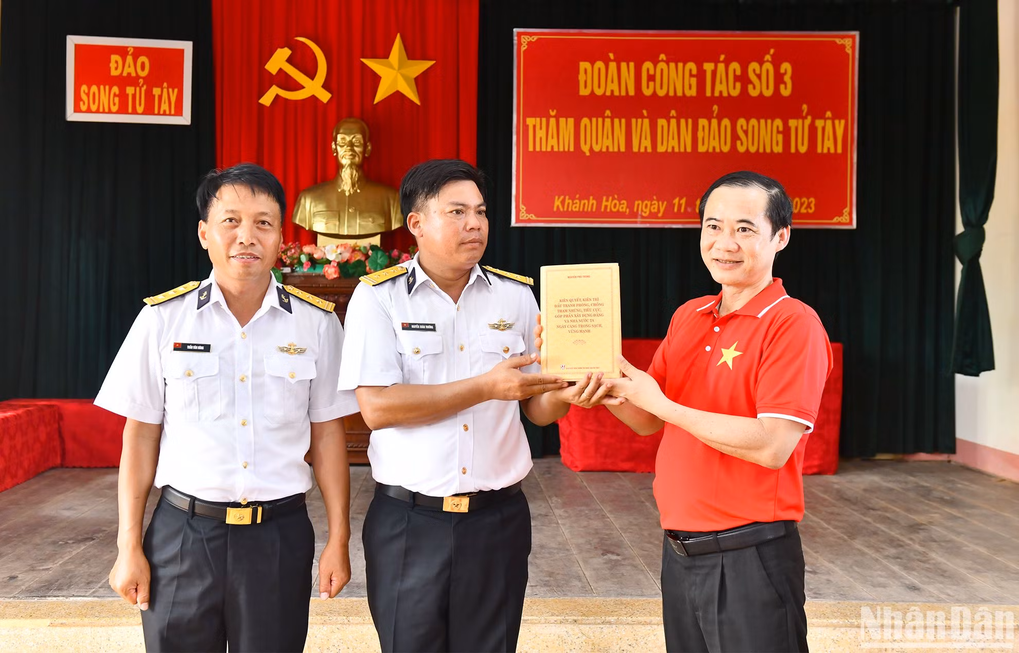 Cũng trong chuyến công tác, đồng chí Nguyễn Thái Học, Phó trưởng Ban Nội chính Trung ương đã trao tặng Vùng 4 Hải quân và các điểm đảo, nhà giàn cuốn sách của Tổng Bí thư Nguyễn Phú Trọng "Kiên quyết, kiên trì đấu tranh phòng, chống tham nhũng, tiêu cực, góp phần xây dựng Đảng và nhà nước ta ngày càng trong sạch, vững mạnh" với lời đề tặng của đồng chí Tổng Bí thư đến các điểm đảo và nhà giàn. Cũng trong chuyến công tác, đồng chí Nguyễn Thái Học, Phó trưởng Ban Nội chính Trung ương đã trao tặng Vùng 4 Hải quân và các điểm đảo, nhà giàn cuốn sách của Tổng Bí thư Nguyễn Phú Trọng "Kiên quyết, kiên trì đấu tranh phòng, chống tham nhũng, tiêu cực, góp phần xây dựng Đảng và nhà nước ta ngày càng trong sạch, vững mạnh" với lời đề tặng của đồng chí Tổng Bí thư đến các điểm đảo và nhà giàn.