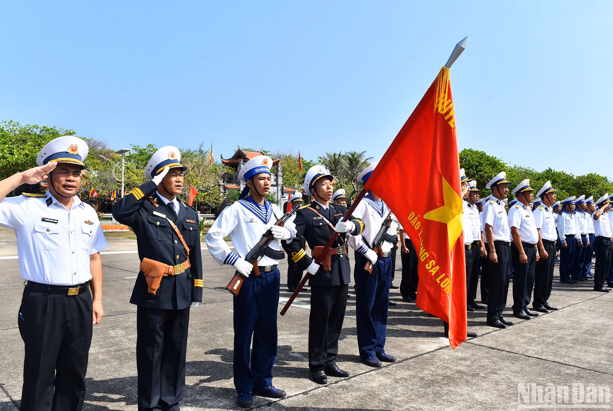Linh thiêng lễ chào cờ trên đảo Trường Sa. Linh thiêng lễ chào cờ trên đảo Trường Sa.