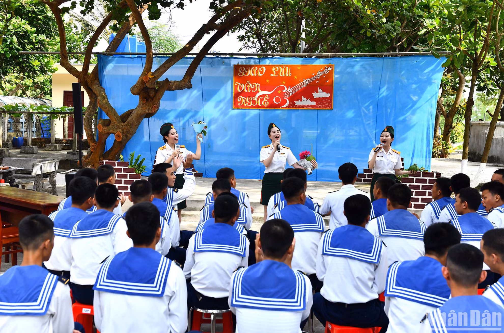 Đội văn nghệ xung kích của Trường đại học Văn hoá nghệ thuật Quân đội giao lưu văn nghệ cùng cán bộ chiến sĩ trên đảo Sinh Tồn. Đội văn nghệ xung kích của Trường đại học Văn hoá nghệ thuật Quân đội giao lưu văn nghệ cùng cán bộ chiến sĩ trên đảo Sinh Tồn.