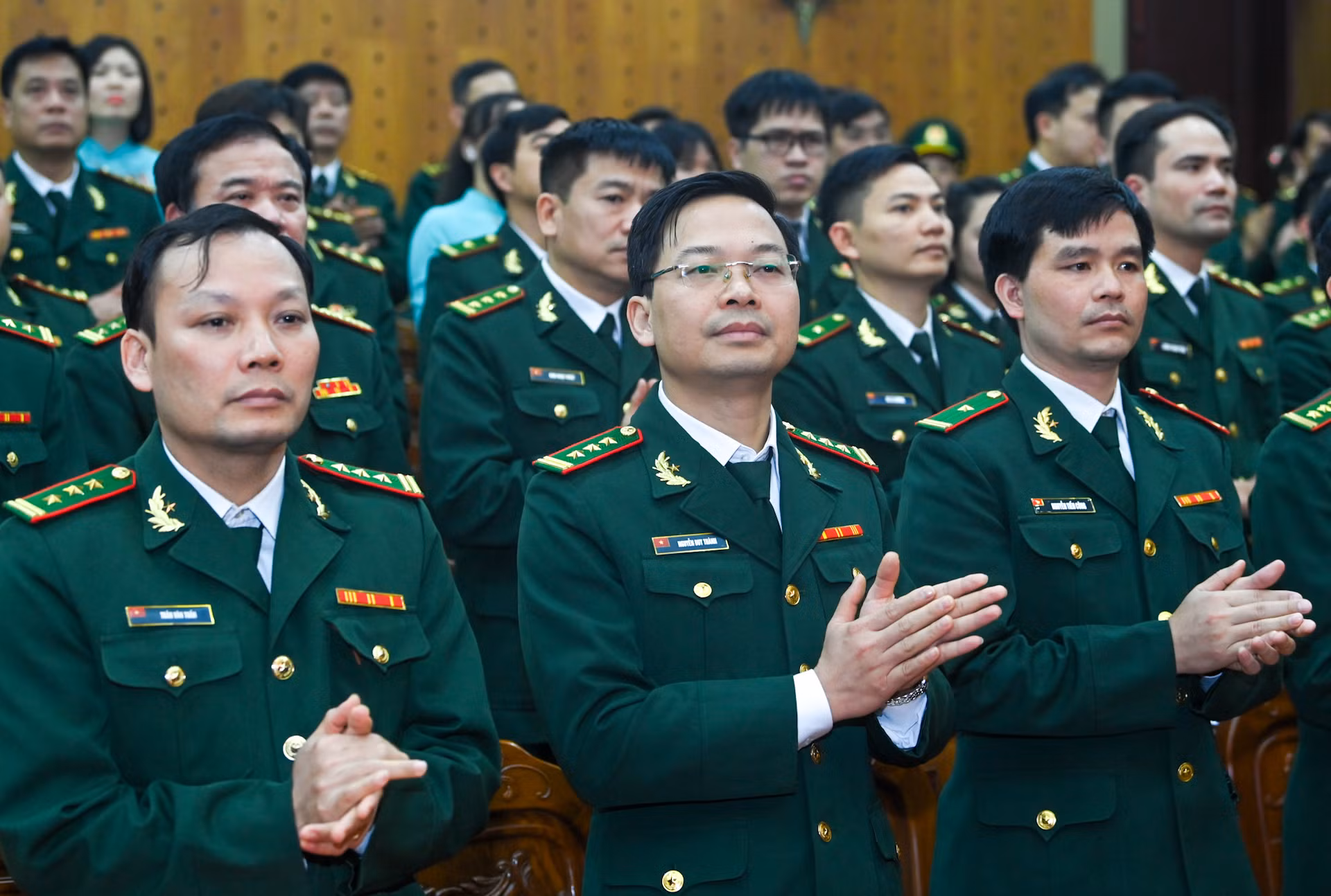 Cán bộ, chiến sĩ bộ đội biên phòng tham dự chương trình. Cán bộ, chiến sĩ bộ đội biên phòng tham dự chương trình.