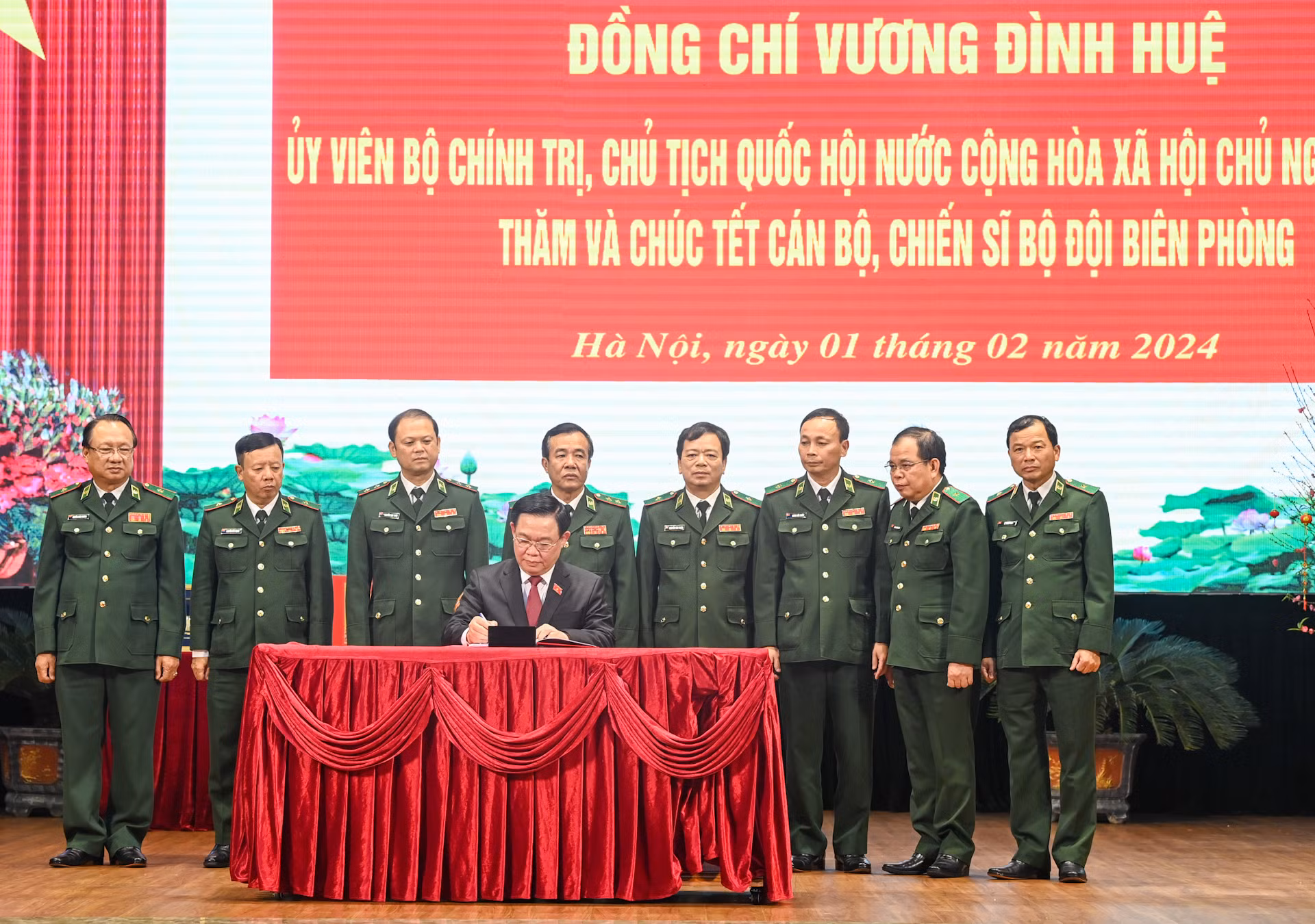 Chủ tịch Quốc hội Vương Đình Huệ ghi sổ vàng truyền thống của Bộ Tư lệnh Bộ đội Biên phòng. Chủ tịch Quốc hội Vương Đình Huệ ghi sổ vàng truyền thống của Bộ Tư lệnh Bộ đội Biên phòng.