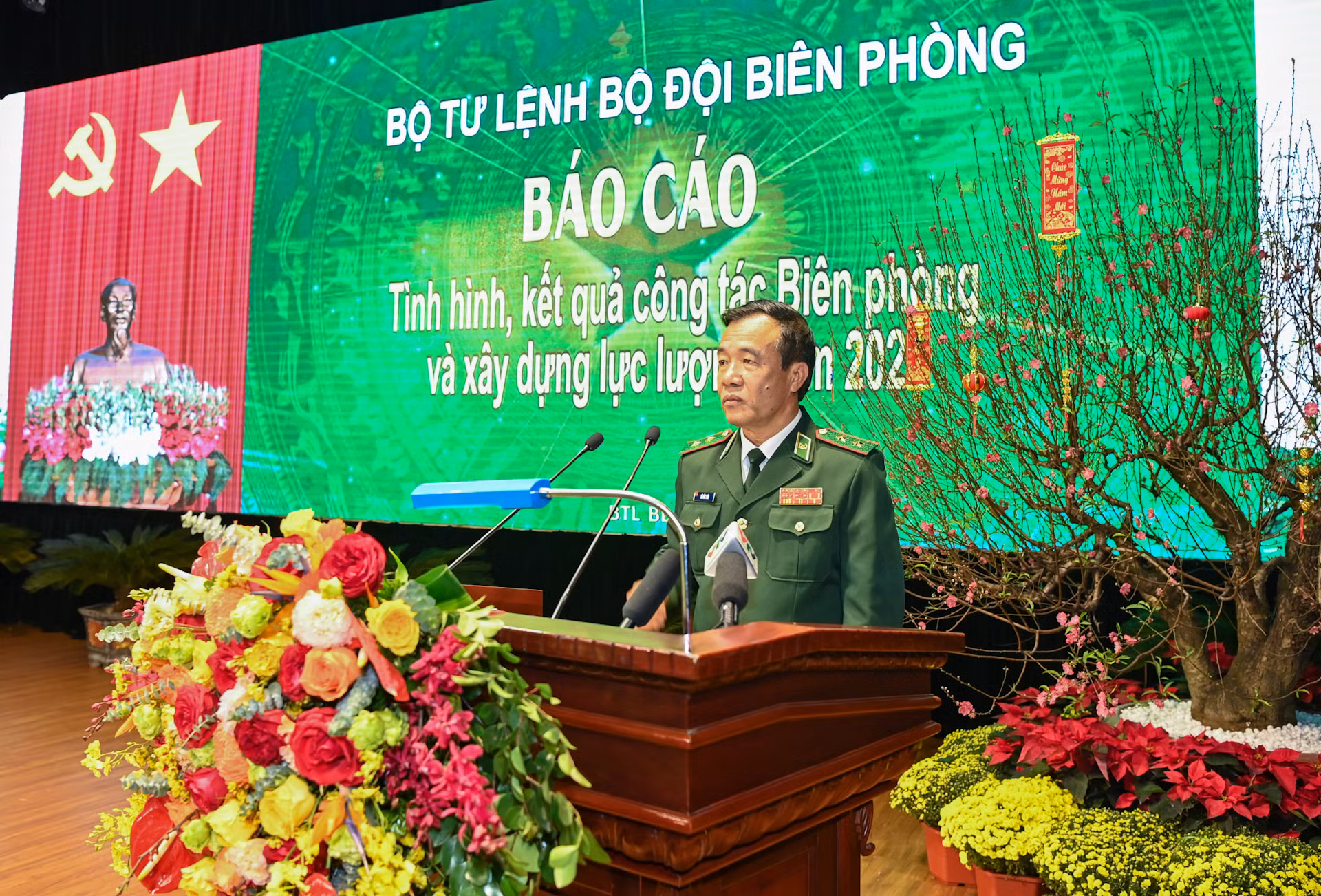 Trung tướng Lê Đức Thái, Tư lệnh Bộ đội Biên phòng báo cáo tại chương trình. Trung tướng Lê Đức Thái, Tư lệnh Bộ đội Biên phòng báo cáo tại chương trình.