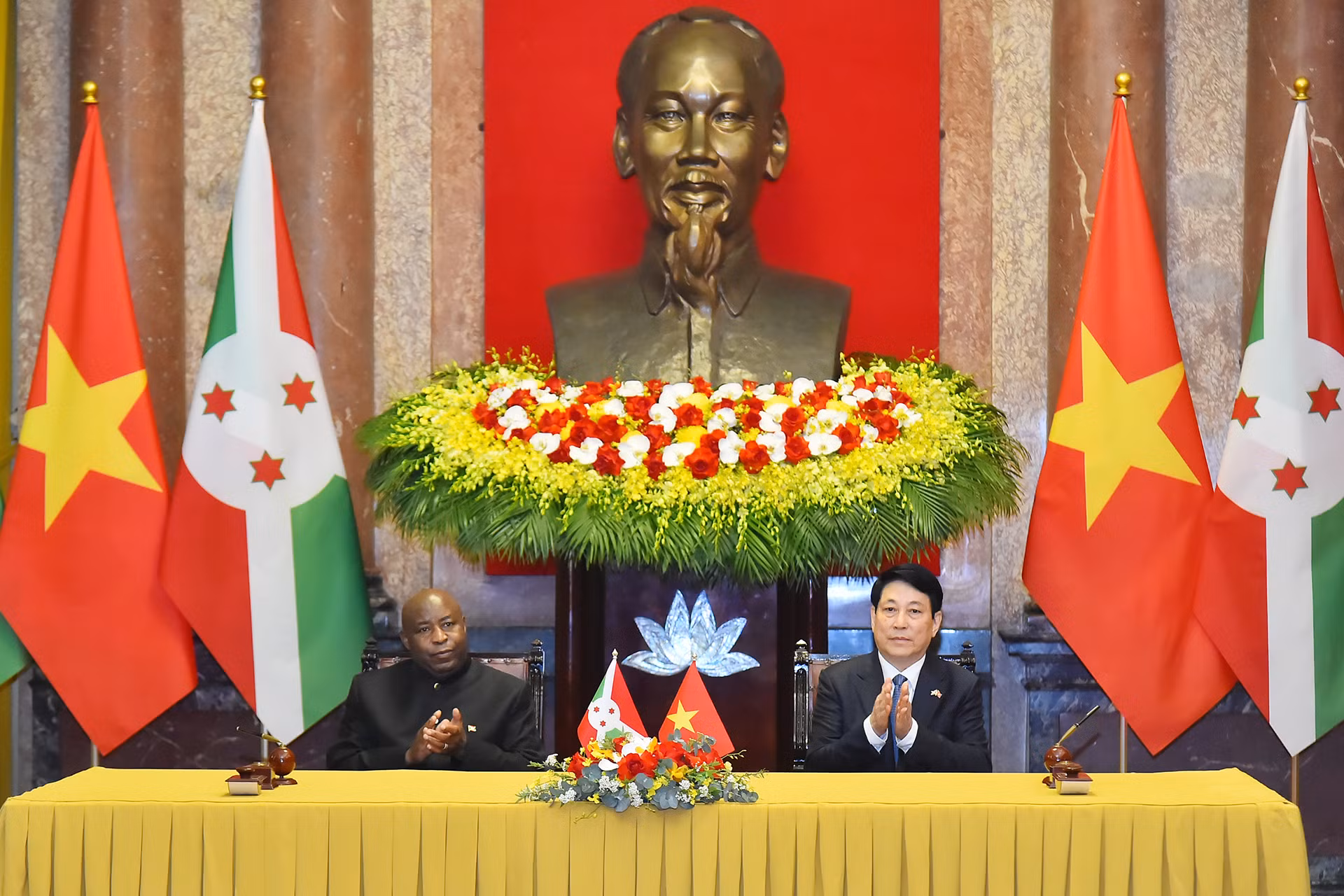 Ngay sau buổi hội đàm giữa hai nhà lãnh đạo, Chủ tịch nước Lương Cường và Tổng thống Burundi Évariste Ndayishimiye chứng kiến Lễ ký văn kiện hợp tác giữa hai nước Việt Nam-Burundi.