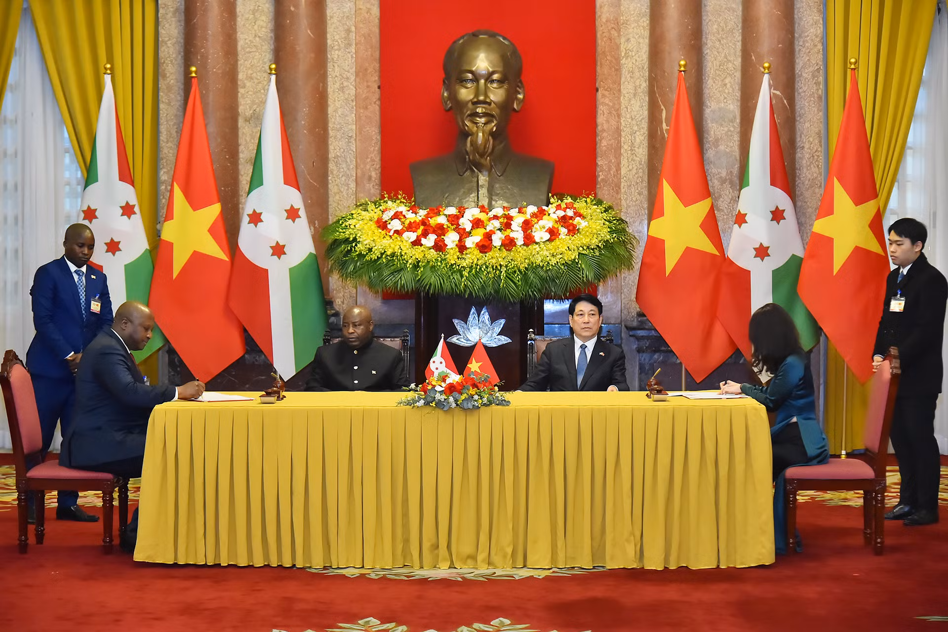 Chủ tịch nước Lương Cường và Tổng thống Burundi Évariste Ndayishimiye chứng kiến lễ ký Thỏa thuận khung về hợp tác giữa Chính phủ nước Cộng hòa xã hội chủ nghĩa Việt Nam và Chính phủ nước Cộng hòa Burundi.