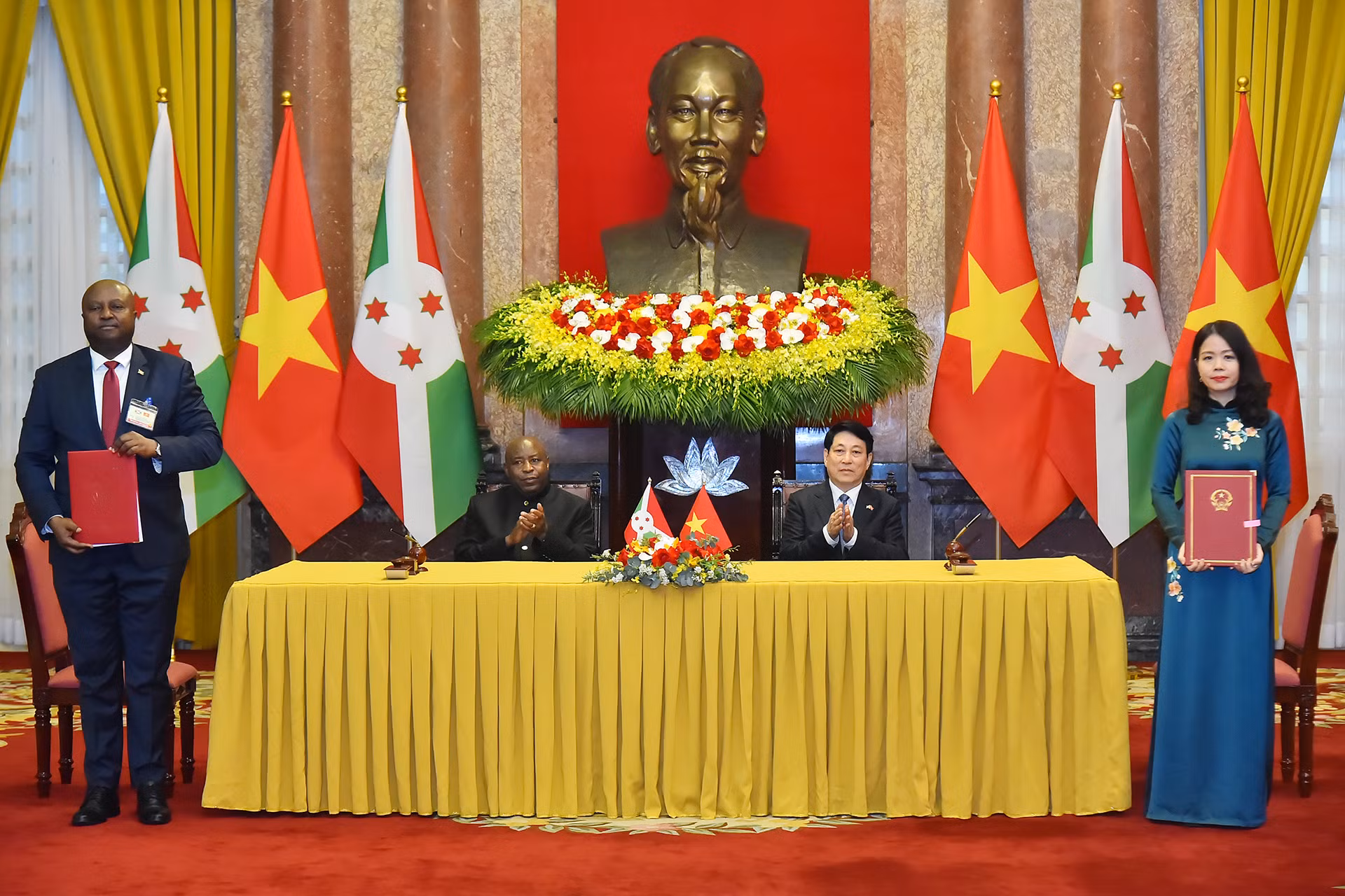 Chủ tịch nước Lương Cường và Tổng thống Burundi Évariste Ndayishimiye chứng kiến lễ ký Bản ghi nhớ về tham vấn chính trị và ngoại giao giữa Bộ Ngoại giao nước Cộng hòa xã hội chủ nghĩa Việt Nam và Bộ ngoại giao và Hợp tác phát triển nước Cộng hòa Burundi.