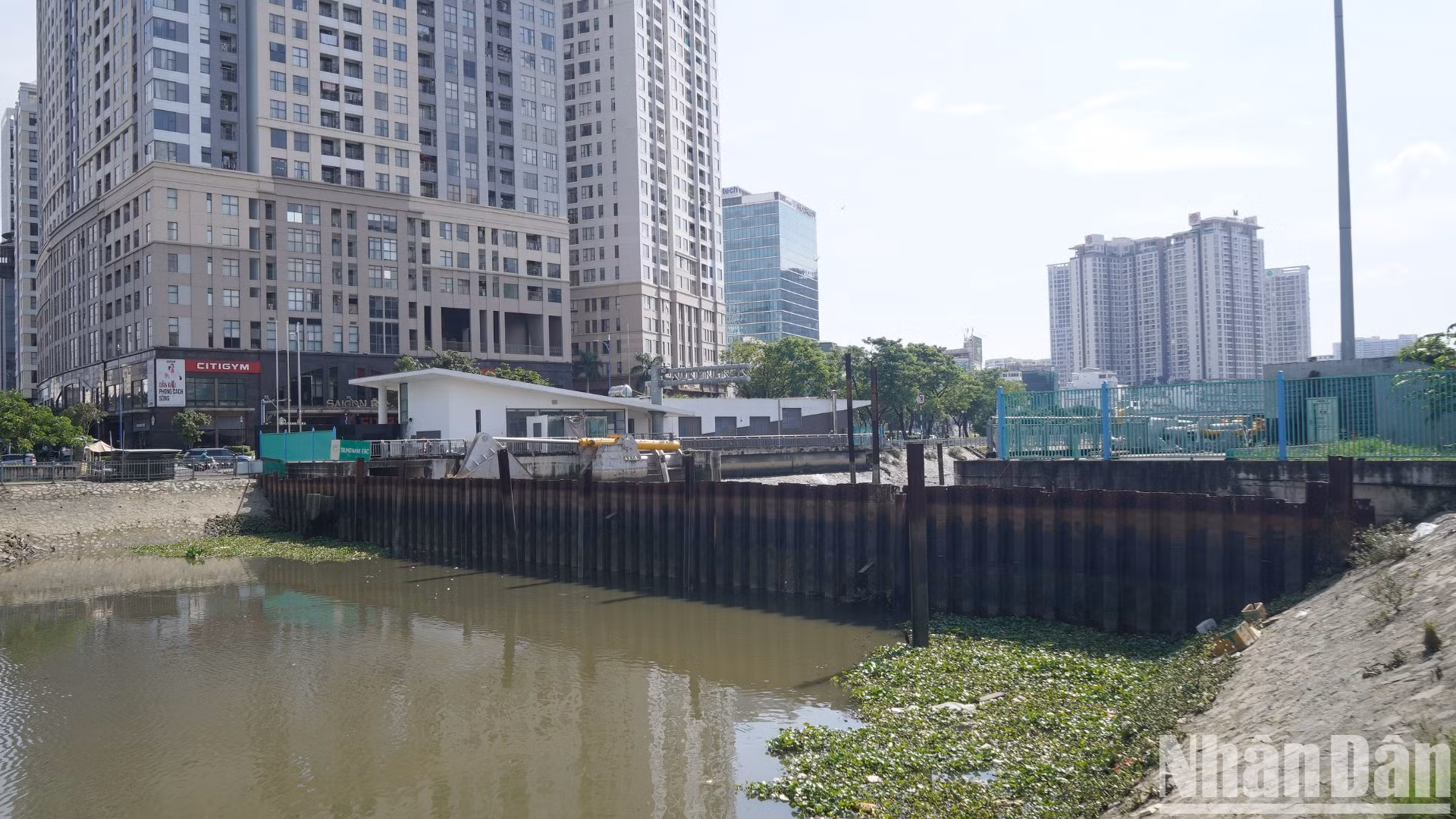 Công trình cống ngăn triều Bến Nghé (nằm bên cầu Mống ở quận 1 và 4) khác biệt với các cống ngăn triều còn lại là được lắp cửa van nặng 434 tấn, hình vòng cung chìm 40m thay vì có các trụ pin và tháp van cao để hài hòa với không gian chung quanh.
