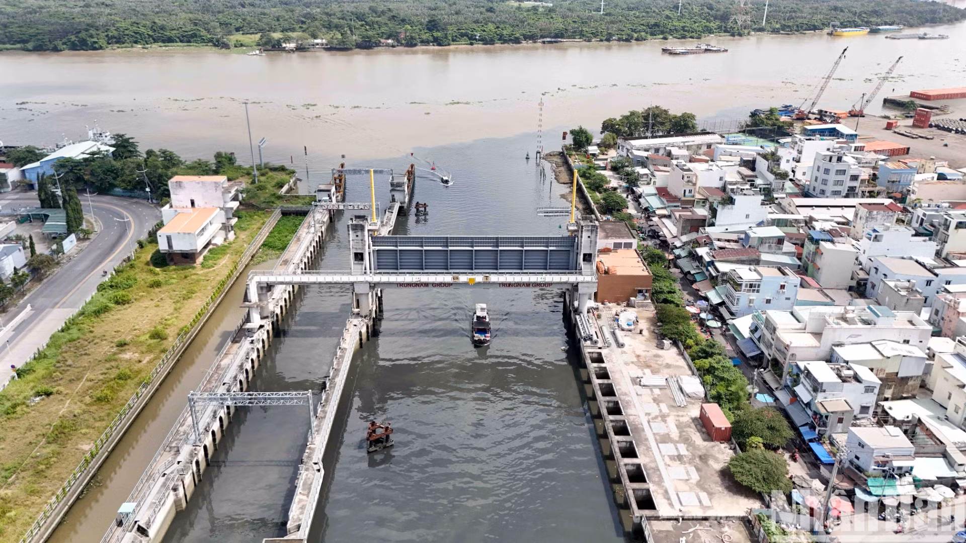 Cống Tân Thuận được kỳ vọng là giải pháp ngăn triều từ sông Sài Gòn vào kênh Tẻ, kênh Đôi, Tàu Hủ-Bến Nghé, giúp người dân quận 7, quận 4 và quận 8 thoát cảnh ngập nước.