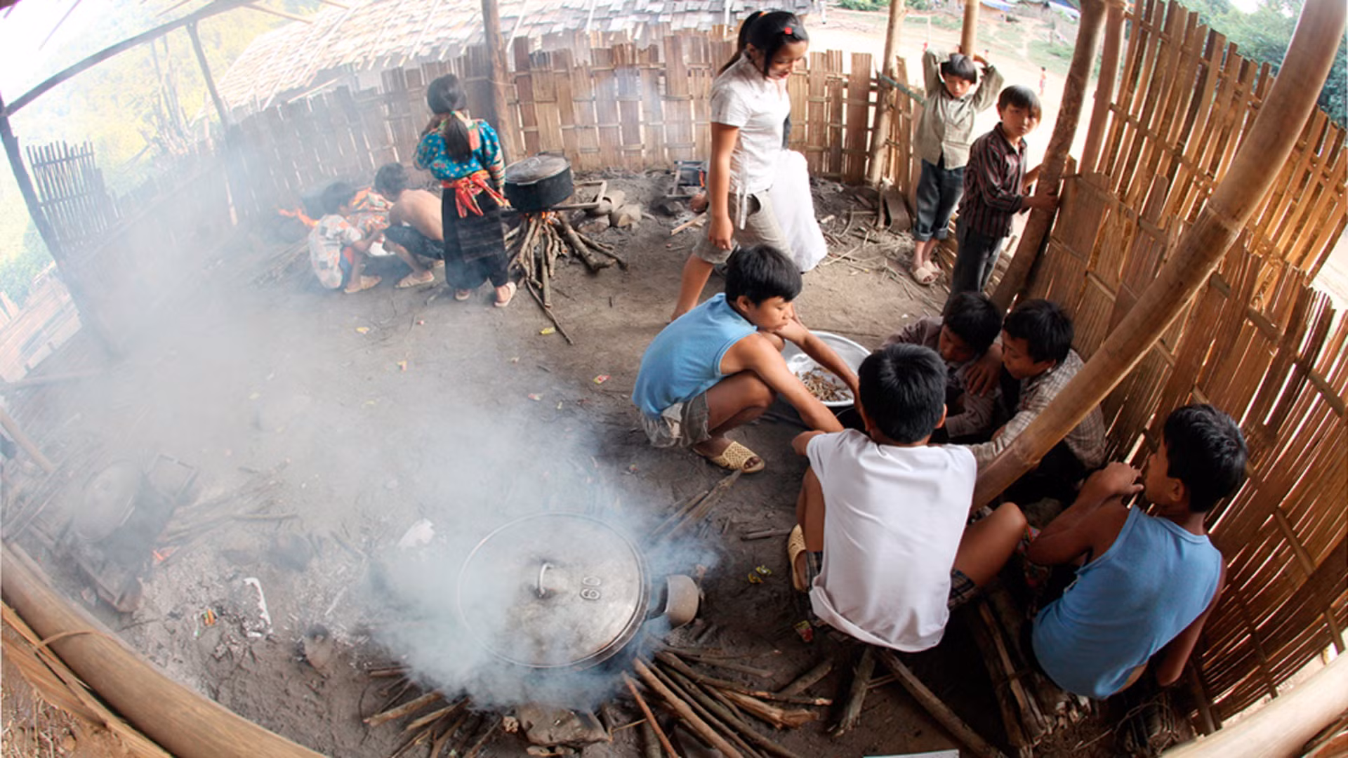 Bữa cơm của học sinh ở Mường Tè hơn 10 năm về trước, khi đó chưa có chế độ bán trú, các em tự mang đồ ăn, tự nấu nướng theo nhóm, theo bản trong những căn lán do cha mẹ dựng tạm sau mỗi giờ học.