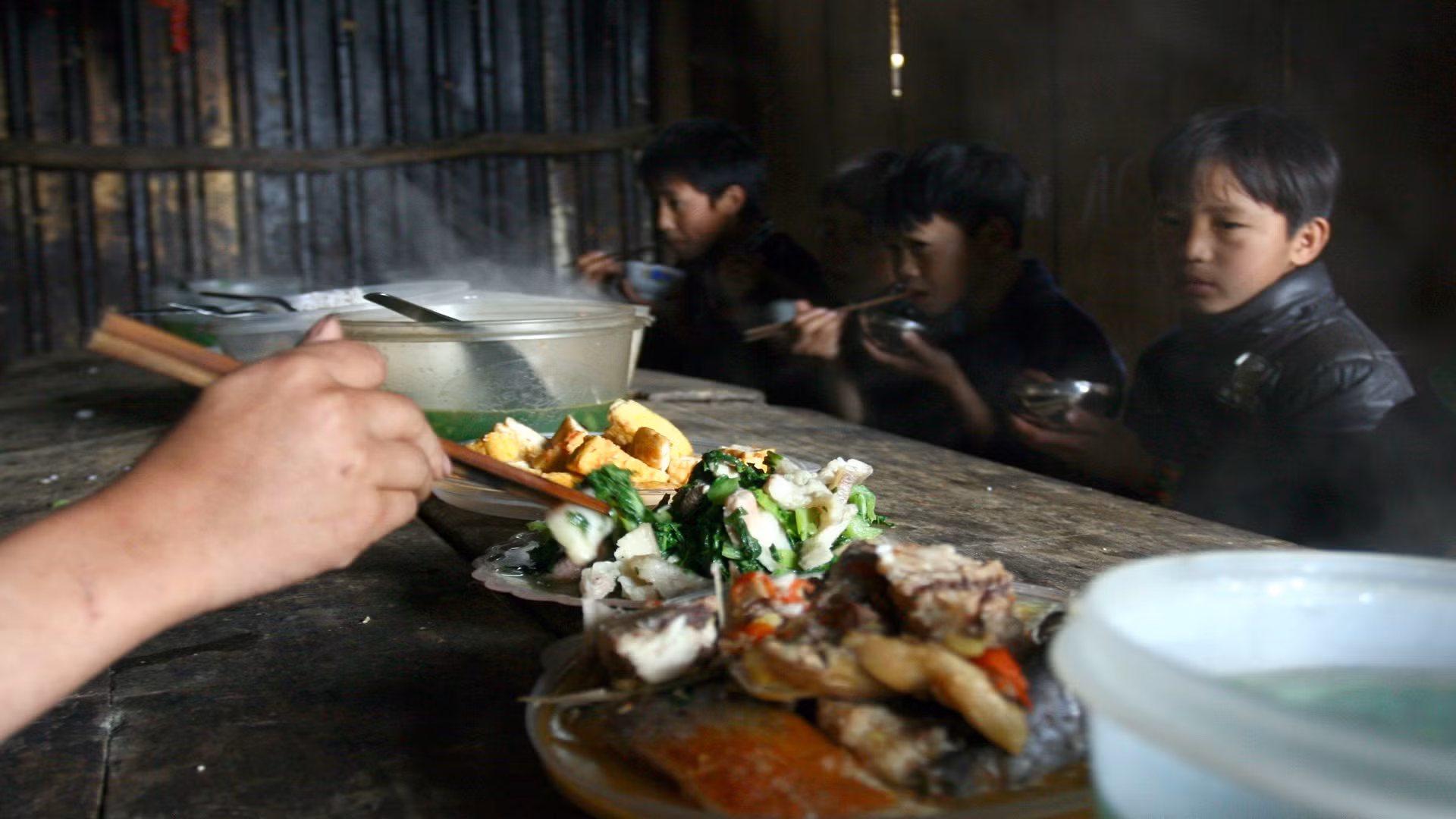 Những bữa cơm bán trú đủ chất làm ấm lòng học trò nghèo ở Mường Tè, giúp các em yên tâm học tập, phụ huynh cũng yên lòng khi cho con ở bán trú tại trường.