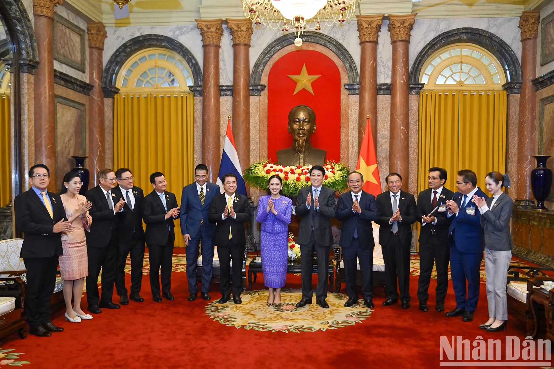 Chủ tịch nước Lương Cường và Thủ tướng Vương quốc Thái Lan Paetongtarn Shinawatra chụp ảnh lưu niệm cùng các đại biểu hai nước.