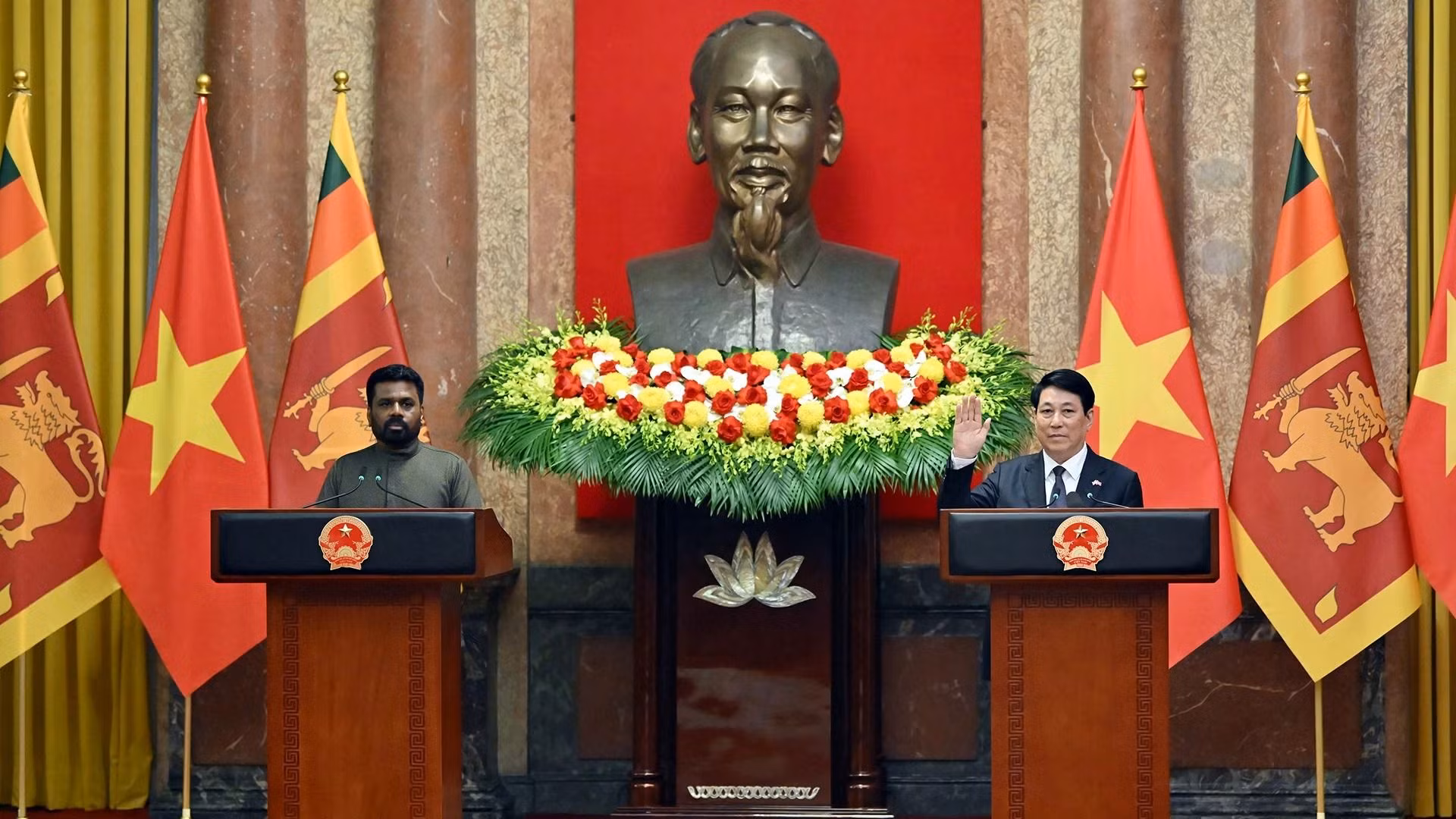 Chủ tịch nước Lương Cường và Tổng thống Sri Lanka Anura Kumara Dissanayaka cùng chủ trì buổi gặp gỡ các cơ quan thông tấn, báo chí. Chủ tịch nước Lương Cường và Tổng thống Sri Lanka Anura Kumara Dissanayaka cùng chủ trì buổi gặp gỡ các cơ quan thông tấn, báo chí.