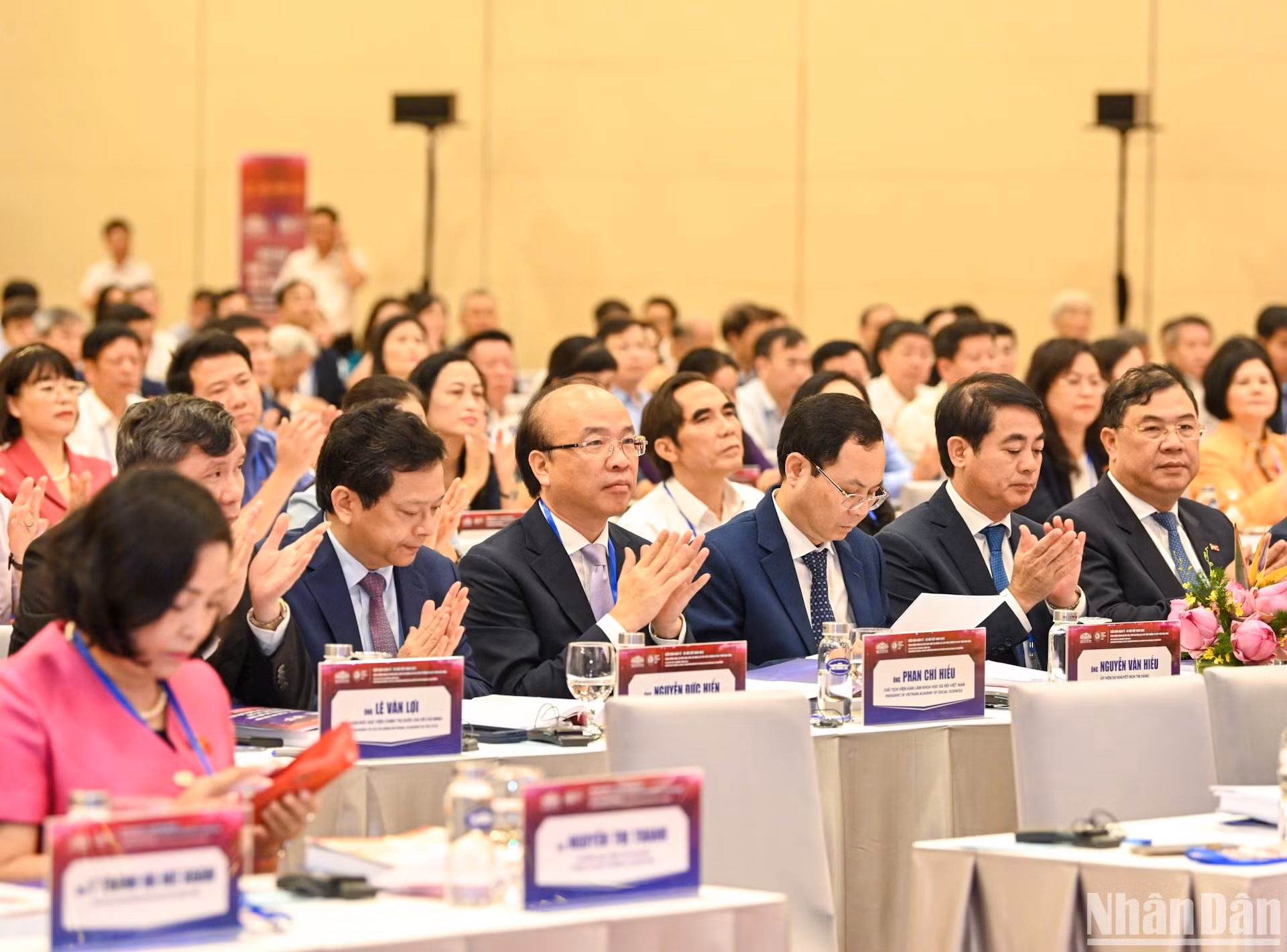 Diễn đàn Kinh tế-Xã hội Việt Nam 2023 có sự tham dự trực tiếp của 450 đại biểu. Diễn đàn được kết nối trực tuyến đến 6 điểm cầu tại các Học viện, trường đại học trong nước. Diễn đàn Kinh tế-Xã hội Việt Nam 2023 có sự tham dự trực tiếp của 450 đại biểu. Diễn đàn được kết nối trực tuyến đến 6 điểm cầu tại các Học viện, trường đại học trong nước.