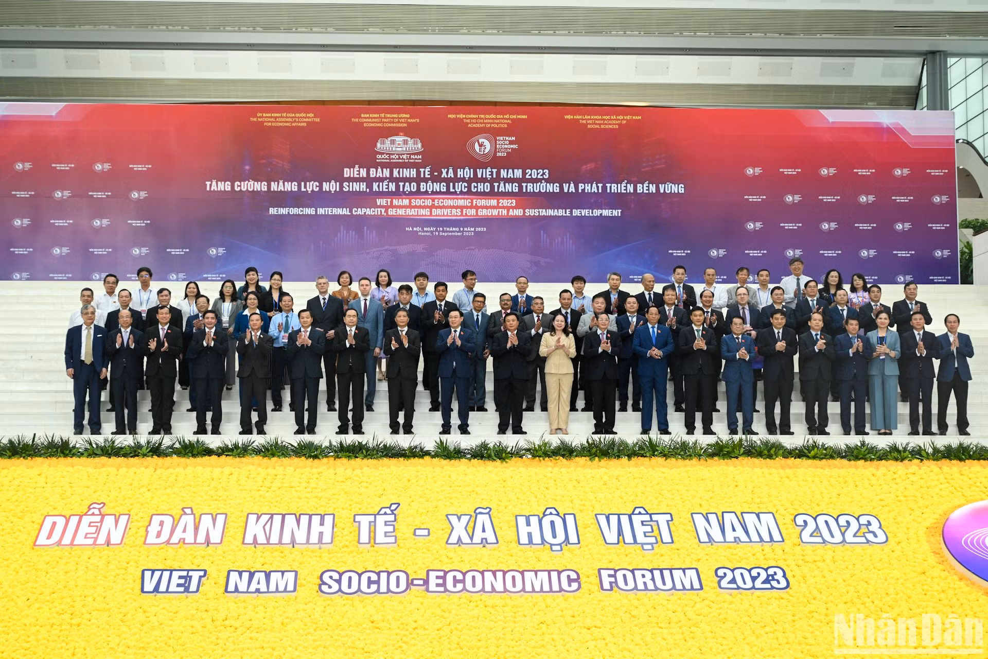 Chủ tịch Quốc hội Vương Đình Huệ cùng các đồng chí đồng chủ trì Diễn đàn và các đại biểu chụp ảnh lưu niệm tại phiên khai mạc. Chủ tịch Quốc hội Vương Đình Huệ cùng các đồng chí đồng chủ trì Diễn đàn và các đại biểu chụp ảnh lưu niệm tại phiên khai mạc.