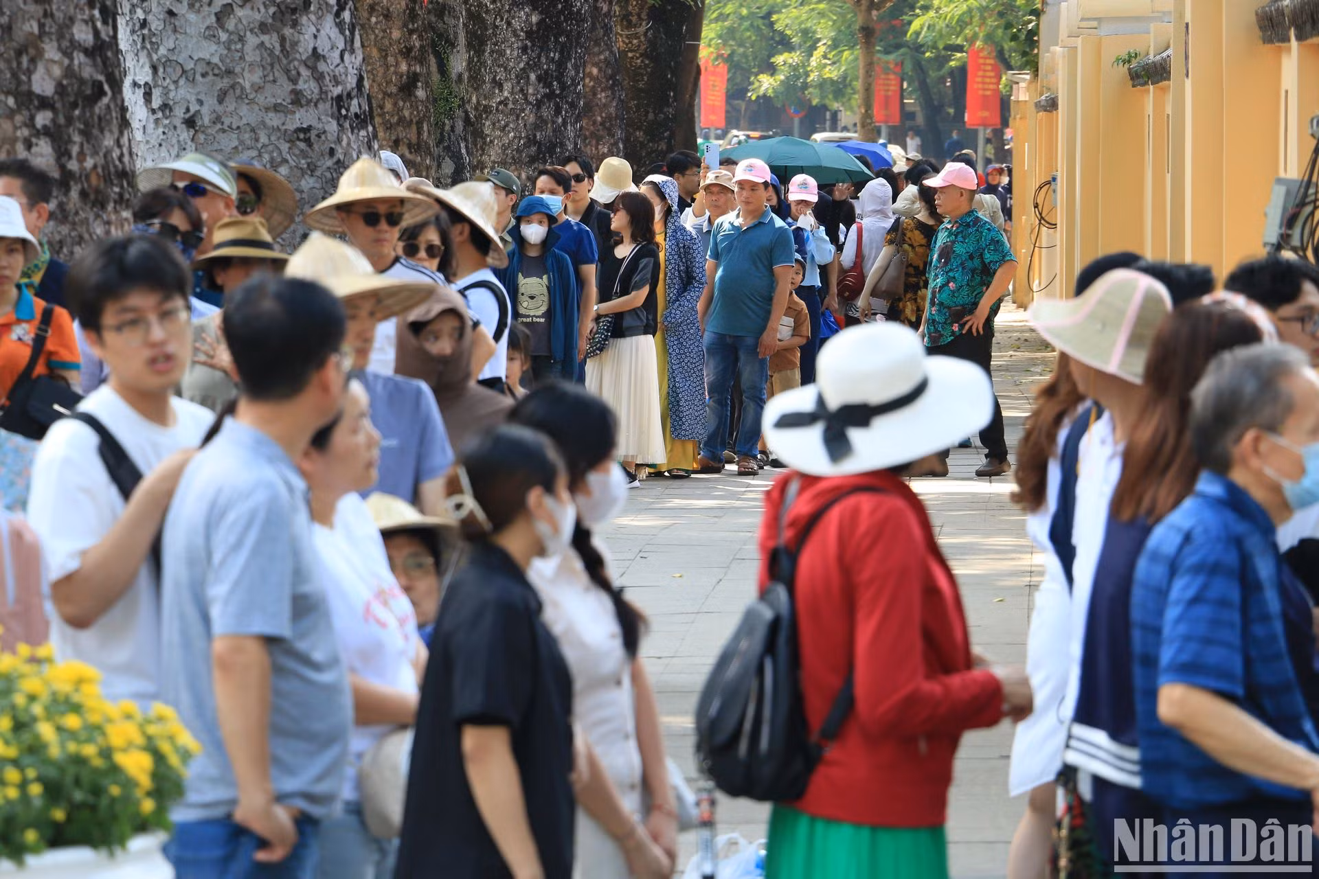 Tại Lăng Chủ tịch Hồ Chí Minh, rất đông người dân từ mọi miền trên cả nước xếp hàng để được vào thăm Người trong ngày lễ trọng đại nhất của dân tộc.