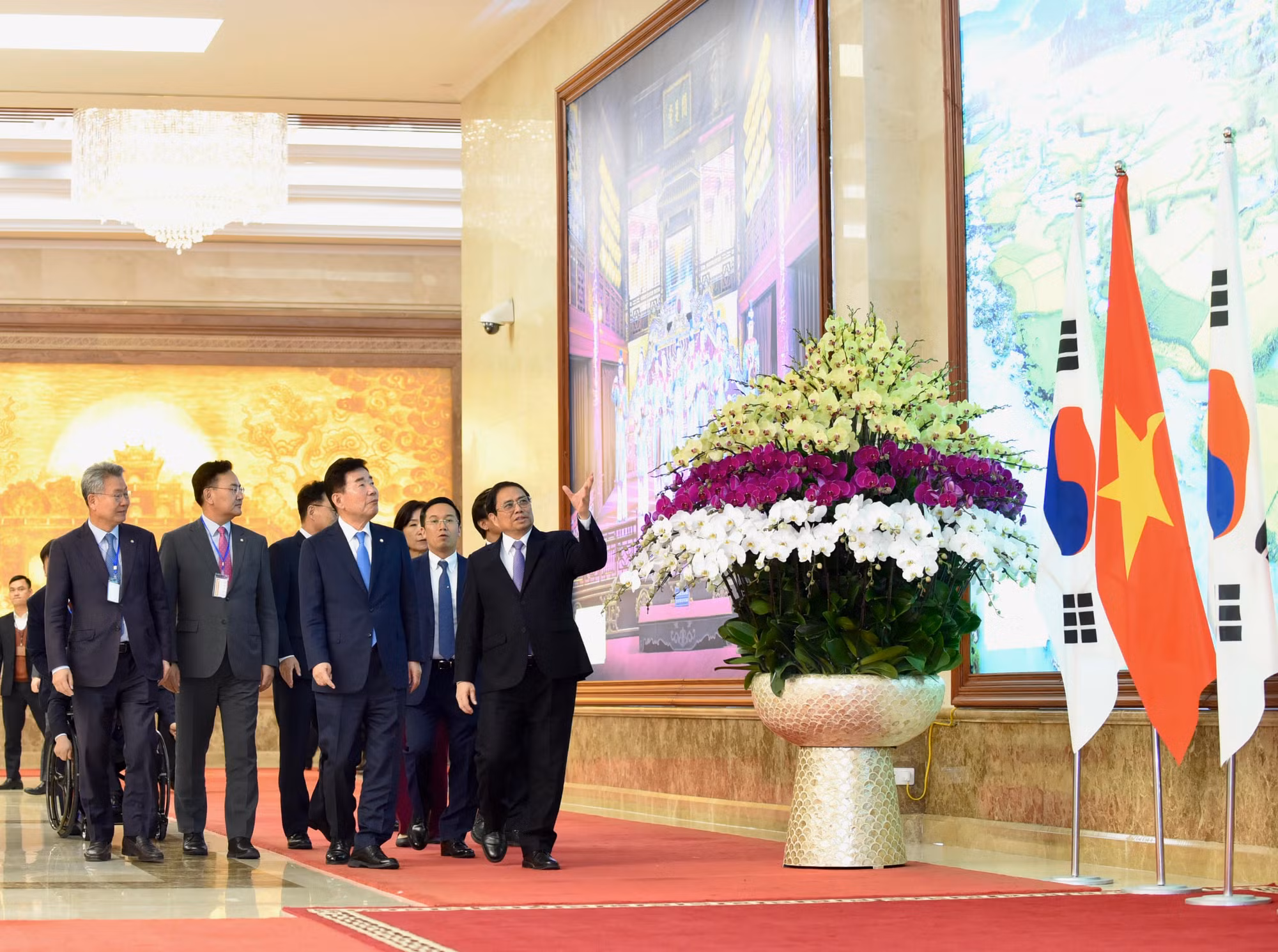 Thủ tướng Phạm Minh Chính giới thiệu với Chủ tịch Quốc hội Hàn Quốc Kim Jin-pyo về hình ảnh, đất nước và con người Việt Nam. Thủ tướng Phạm Minh Chính giới thiệu với Chủ tịch Quốc hội Hàn Quốc Kim Jin-pyo về hình ảnh, đất nước và con người Việt Nam.