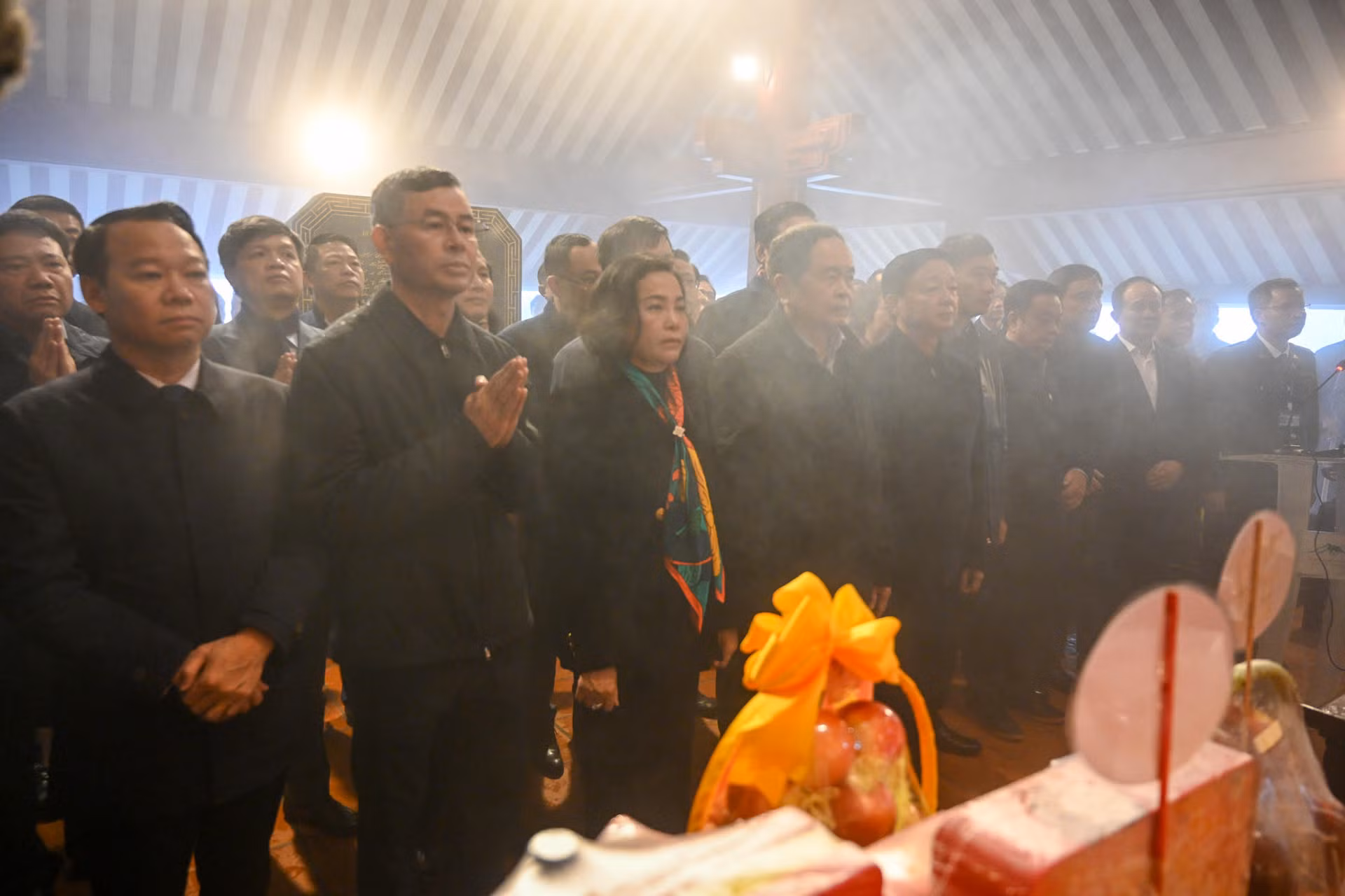 Chủ tịch Quốc hội Trần Thanh Mẫn cùng các đồng chí lãnh đạo Đảng, Nhà nước thành kính tưởng nhớ Chủ tịch Hồ Chí Minh. (Ảnh DUY LINH)