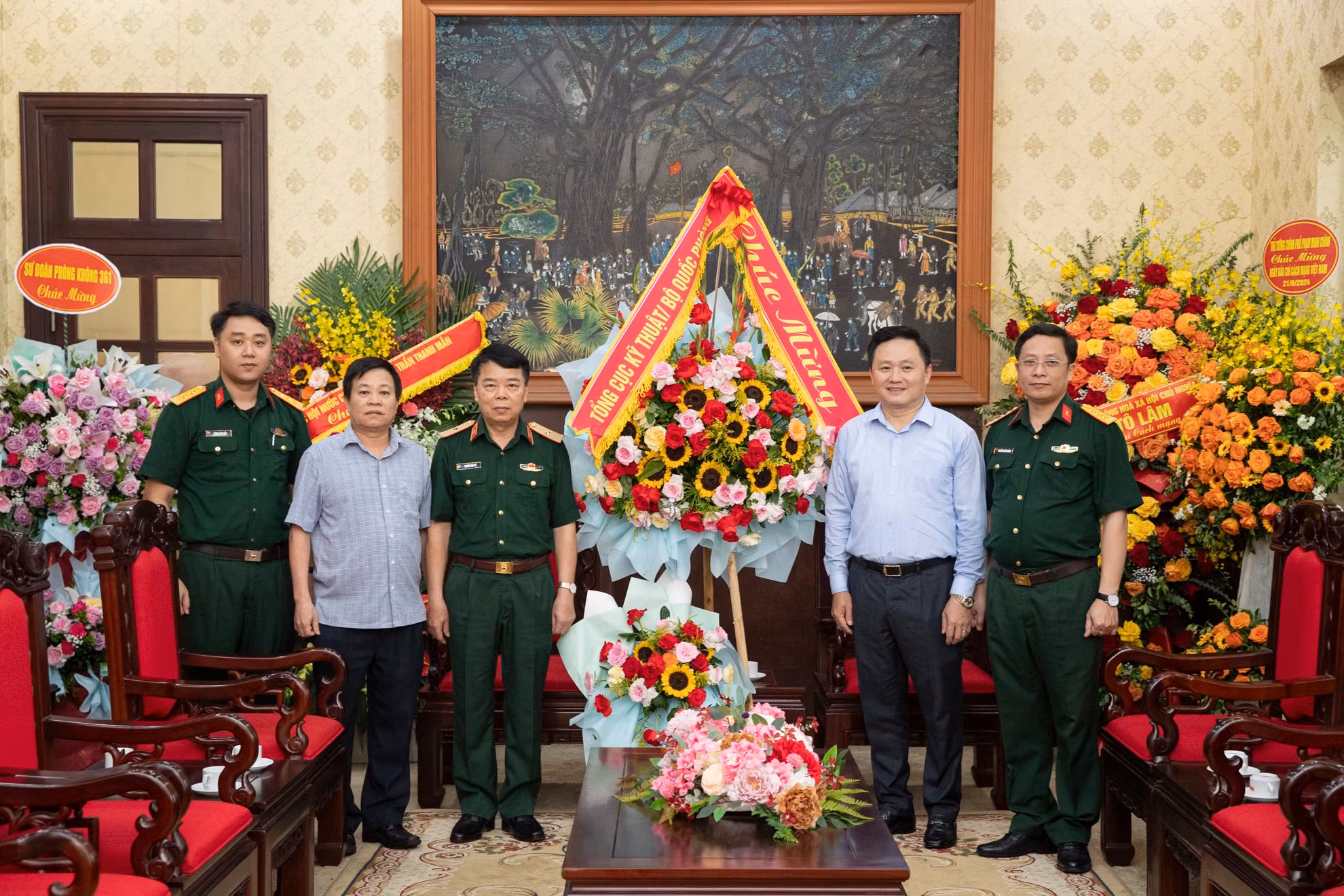 Thiếu tướng Nguyễn Văn Mỹ, Chủ nhiệm Chính trị Tổng cục Kỹ thuật Bộ Quốc phòng và đại diện Tổng cục Kỹ thuật Bộ Quốc phòng tới thăm, tặng hoa và chúc mừng Báo Nhân Dân nhân kỷ niệm 99 năm Ngày Báo chí cách mạng Việt Nam.