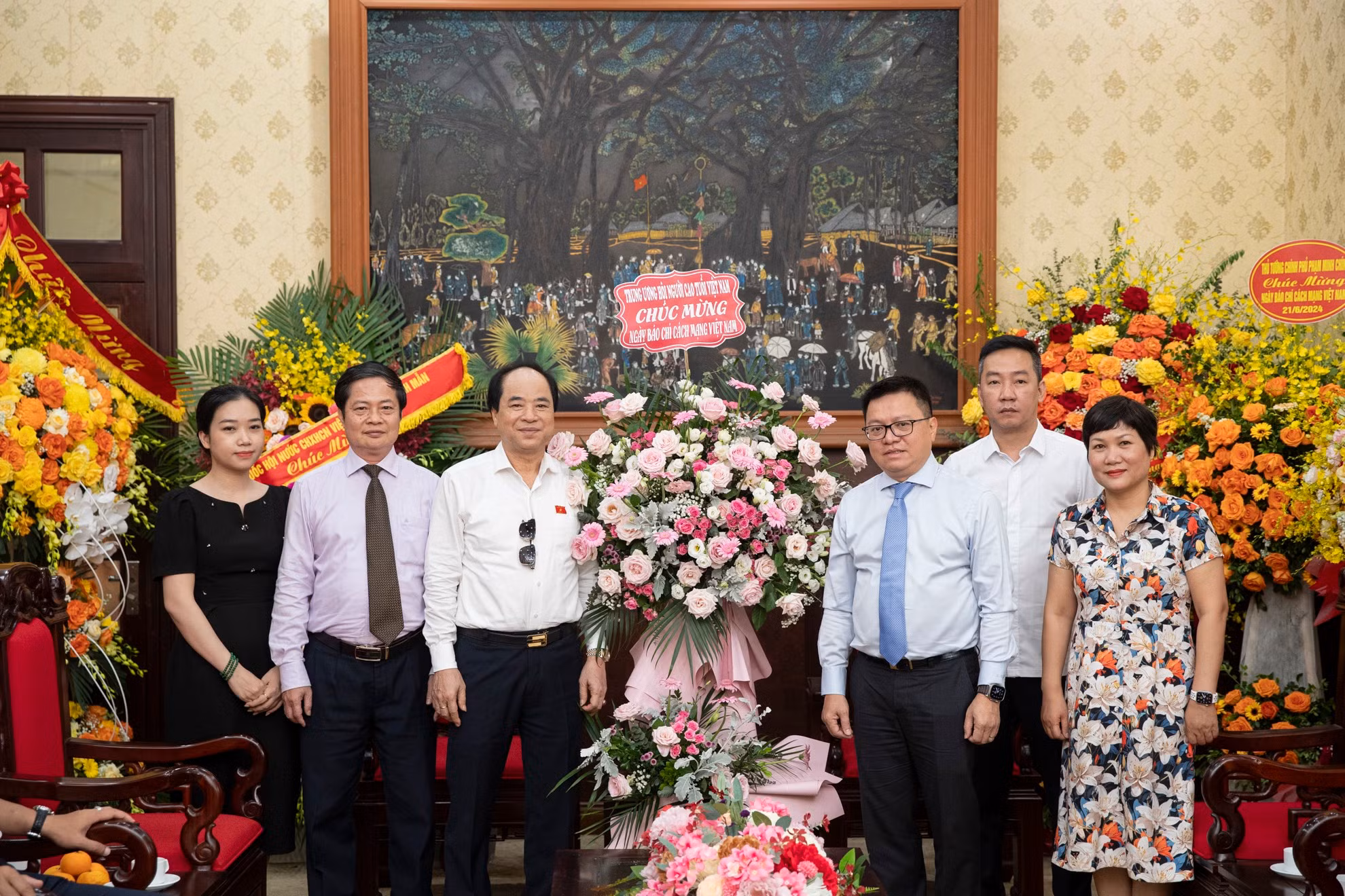 Đồng chí Trương Xuân Cừ, Phó Chủ tịch Hội Người cao tuổi Việt Nam tới thăm và cảm ơn sự quan tâm, hỗ trợ của Báo Nhân Dân trong hoạt động thông tin, tuyên truyền.