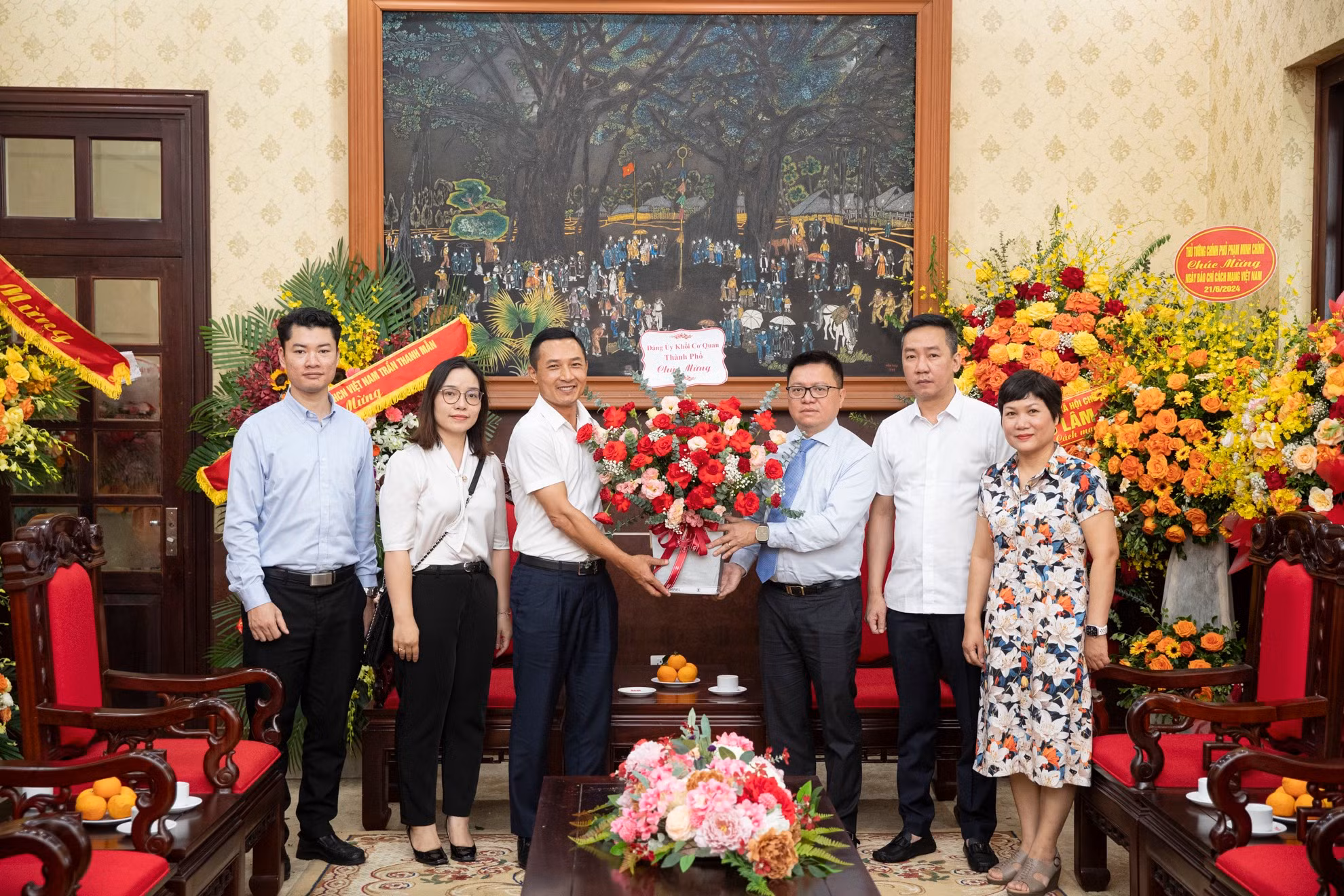 Đồng chí Doãn Trung Tuấn, Bí thư Đảng ủy Khối các cơ quan thành phố Hà Nội tặng hoa và chúc mừng Báo Nhân Dân nhân dịp kỷ niệm 99 năm Ngày Báo chí cách mạng Việt Nam.