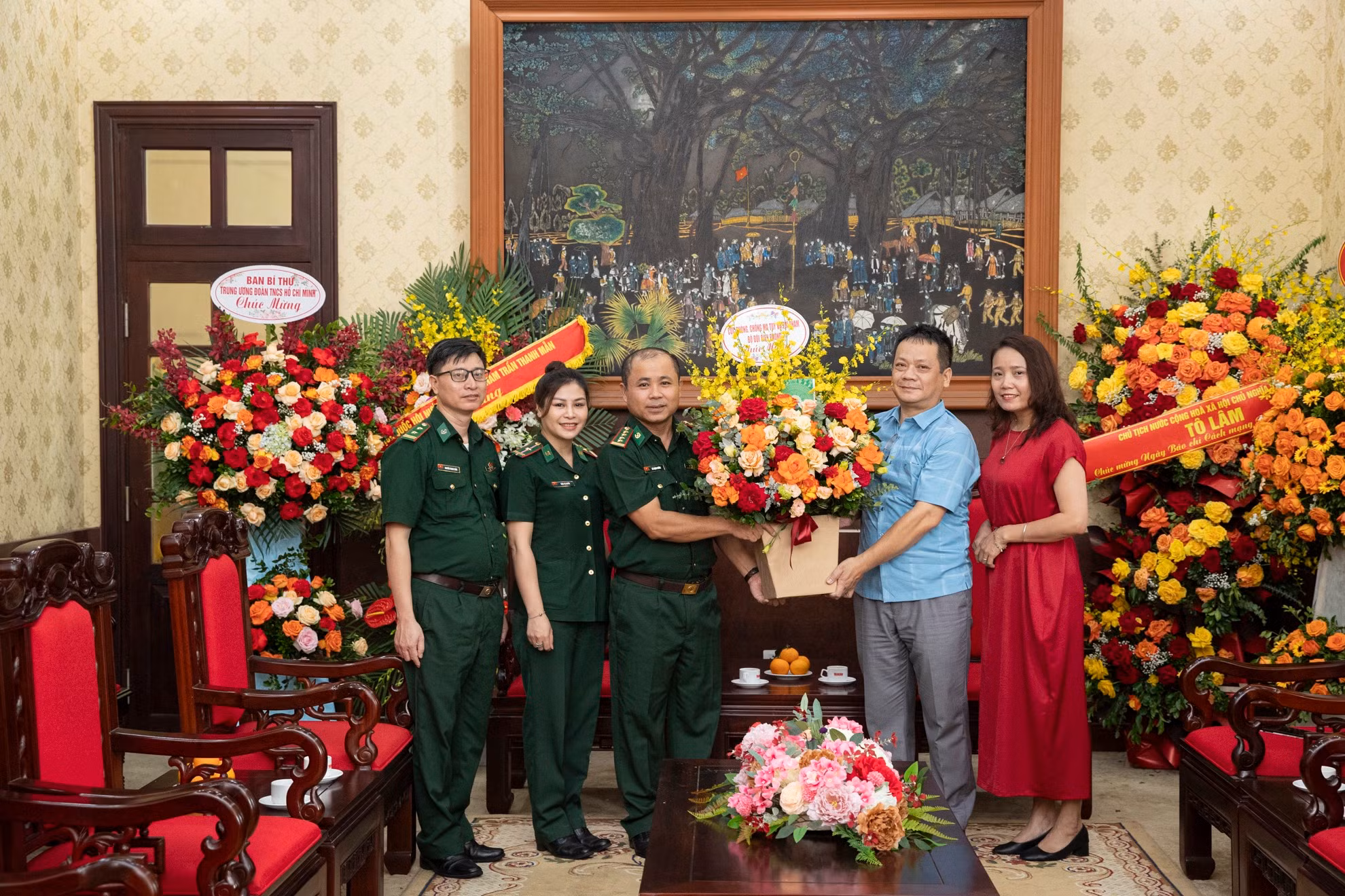 Cục Phòng, chống ma túy và tội phạm, Quân đội nhân dân Việt Nam tặng hoa và gửi lời chúc tới tập thể Báo Nhân Dân, đồng thời hướng đến nâng cao công tác tuyên truyền giữa hai đơn vị.