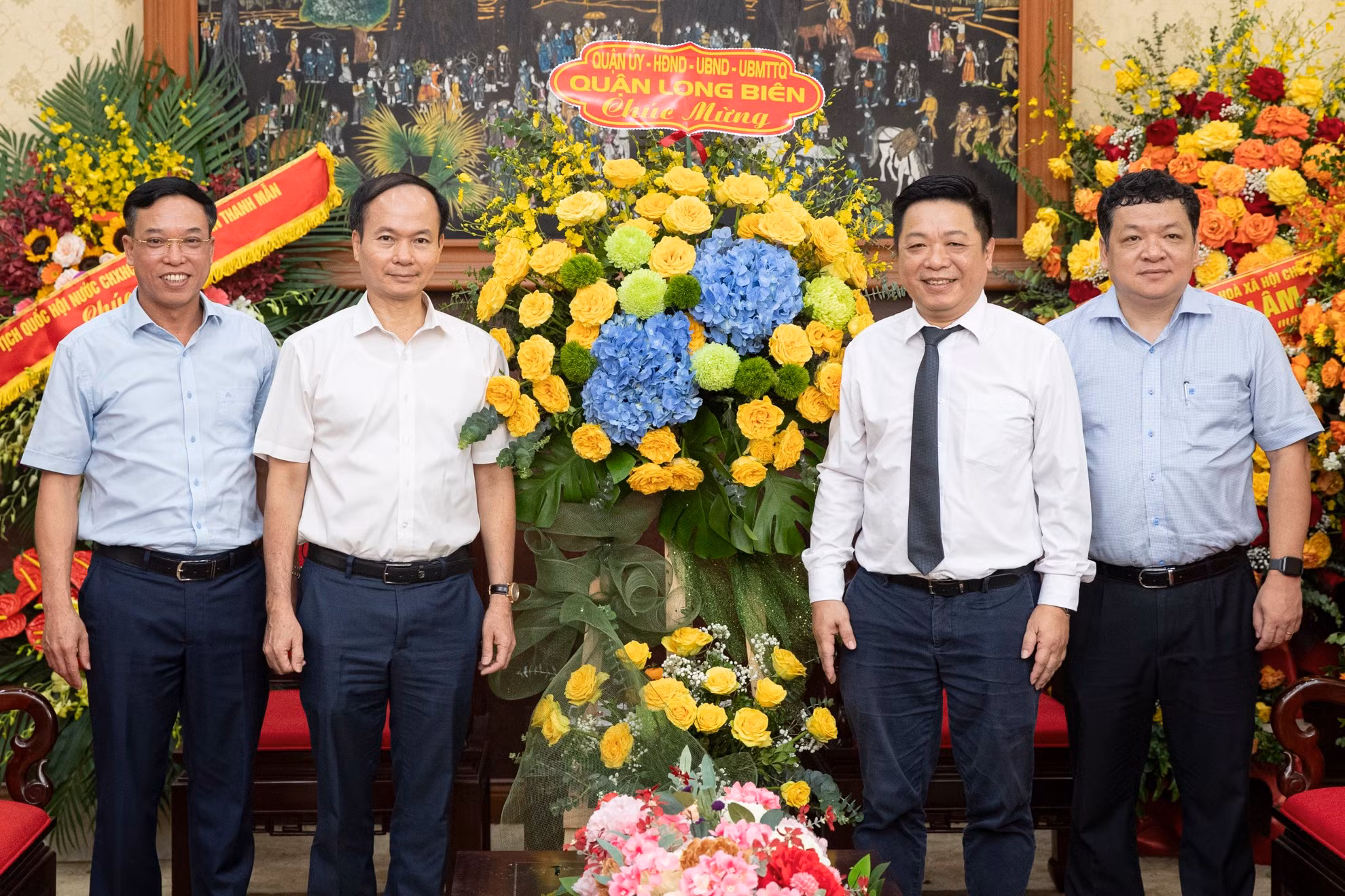 Đoàn Quận ủy, Hội đồng nhân dân, Ủy ban nhân dân quận Long Biên tới thăm và chúc mừng Báo Nhân Dân nhân ngày 21/6.