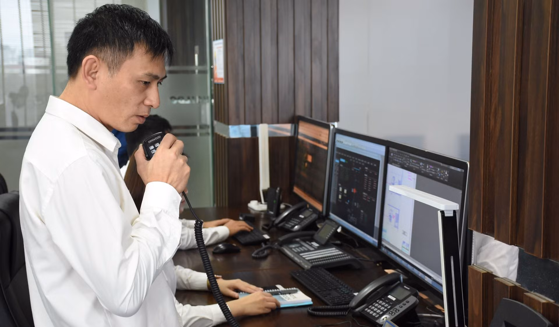 Thường xuyên trao đổi với các đơn vị làm việc tại hiện trường để bảo đảm thông tin thông suốt. Thường xuyên trao đổi với các đơn vị làm việc tại hiện trường để bảo đảm thông tin thông suốt.