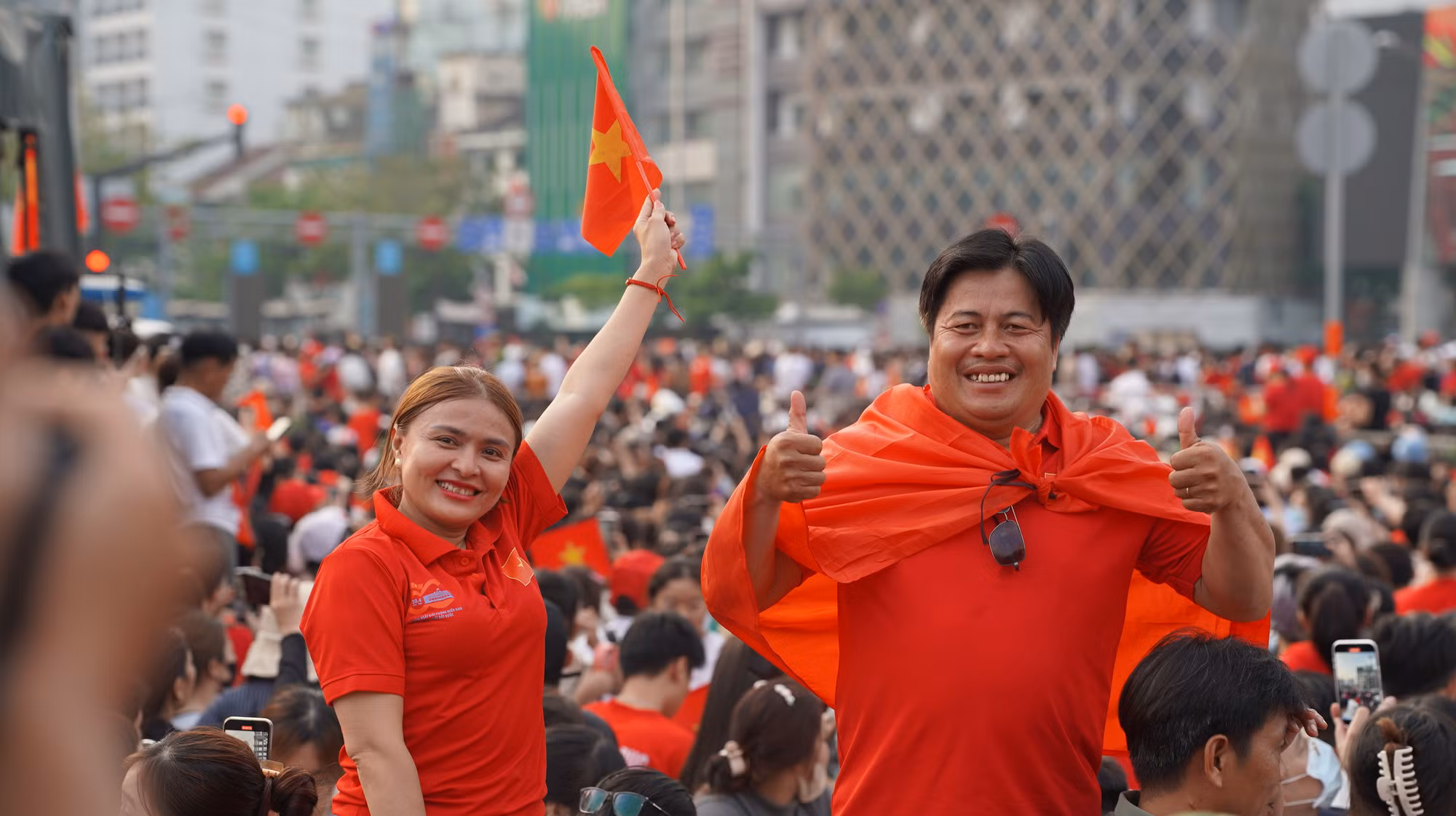 Người dân trong không khí hào hùng của ngày thống nhất.