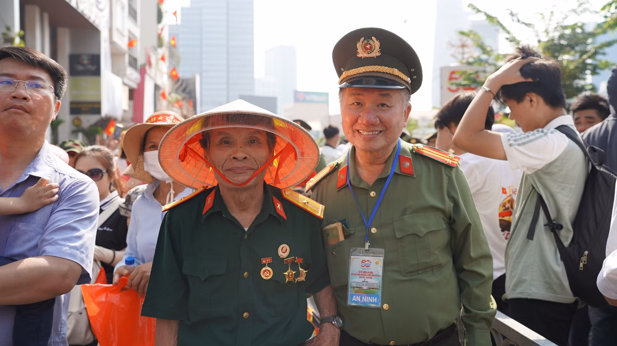 Người cựu chiến binh hỏi đường nhận được sự hướng dẫn tận tình từ lực lượng an ninh.