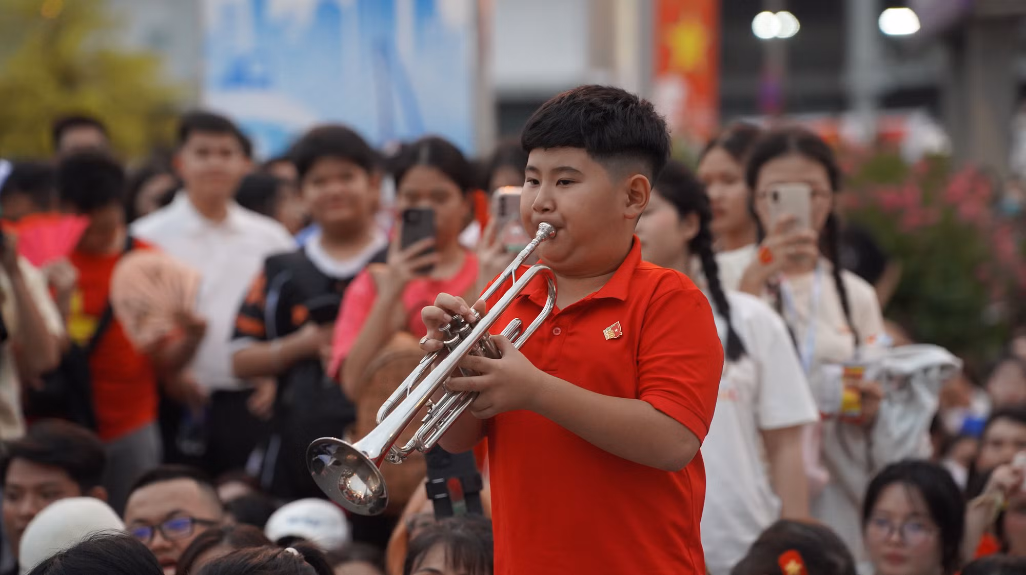 Giữa đám đông, âm thanh của ca khúc "Như có Bác Hồ trong ngày vui đại thắng" vang lên vô cùng tự tin từ một bạn nhỏ.