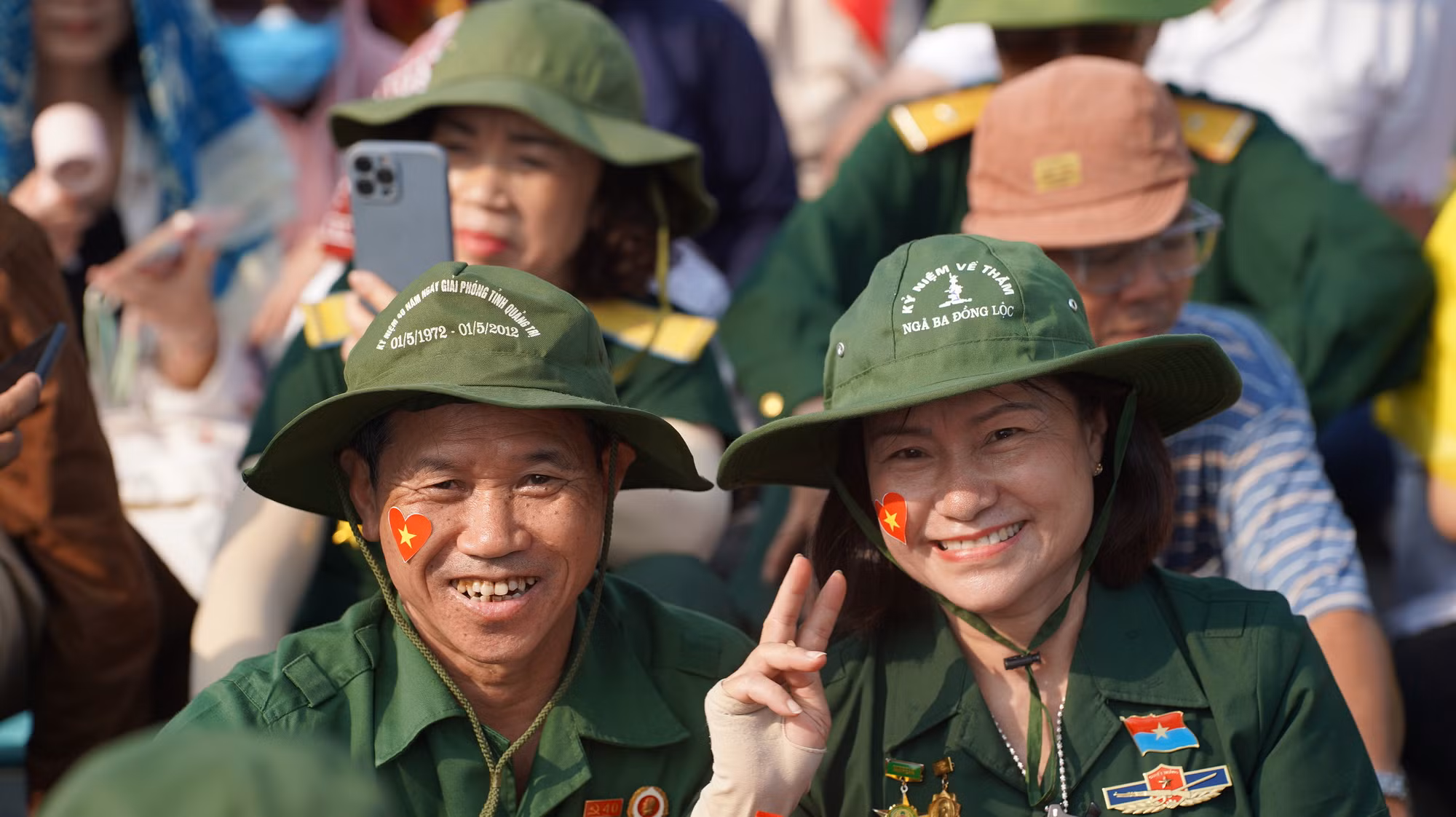 Cái nắng gắt xối xuống và hơi nóng từ đường bốc lên cũng không làm mờ đi những nụ cười tươi trong không khí hân hoan của cả nước.