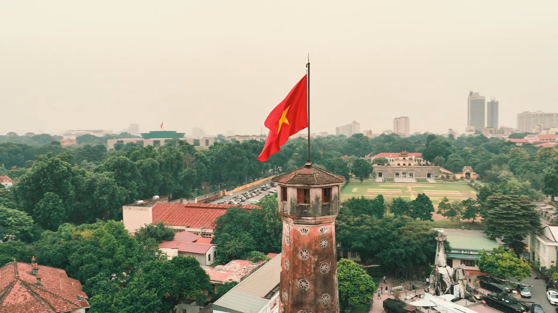 Cùng ngắm một Hà Nội thân quen và tràn đầy cảm xúc qua hình ảnh trong MV Going Home ảnh 9