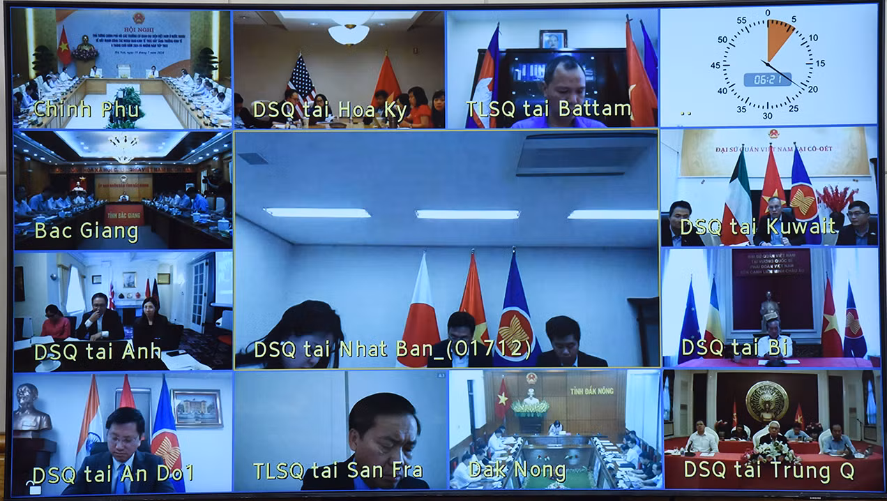 Hội nghị được truyền trực tuyến đến trụ sở Ủy ban nhân dân các tỉnh, thành phố trực thuộc Trung ương; 94 Đại sứ, Trưởng Cơ quan đại diện, Tham tán Thương mại Việt Nam ở nước ngoài. Hội nghị được truyền trực tuyến đến trụ sở Ủy ban nhân dân các tỉnh, thành phố trực thuộc Trung ương; 94 Đại sứ, Trưởng Cơ quan đại diện, Tham tán Thương mại Việt Nam ở nước ngoài.