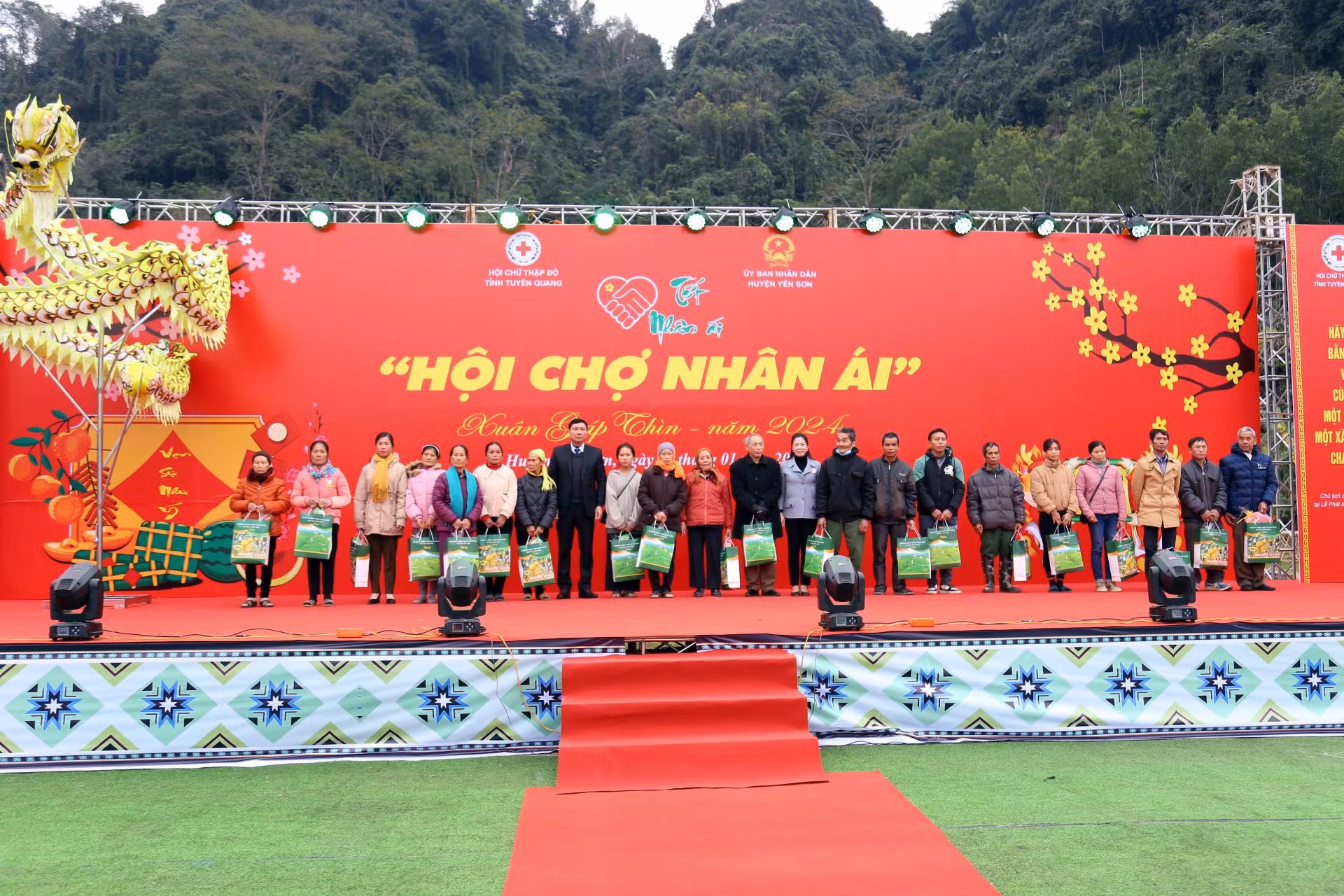 Các đồng chí lãnh đạo tỉnh Tuyên Quang trao quà cho các gia đình chính sách.