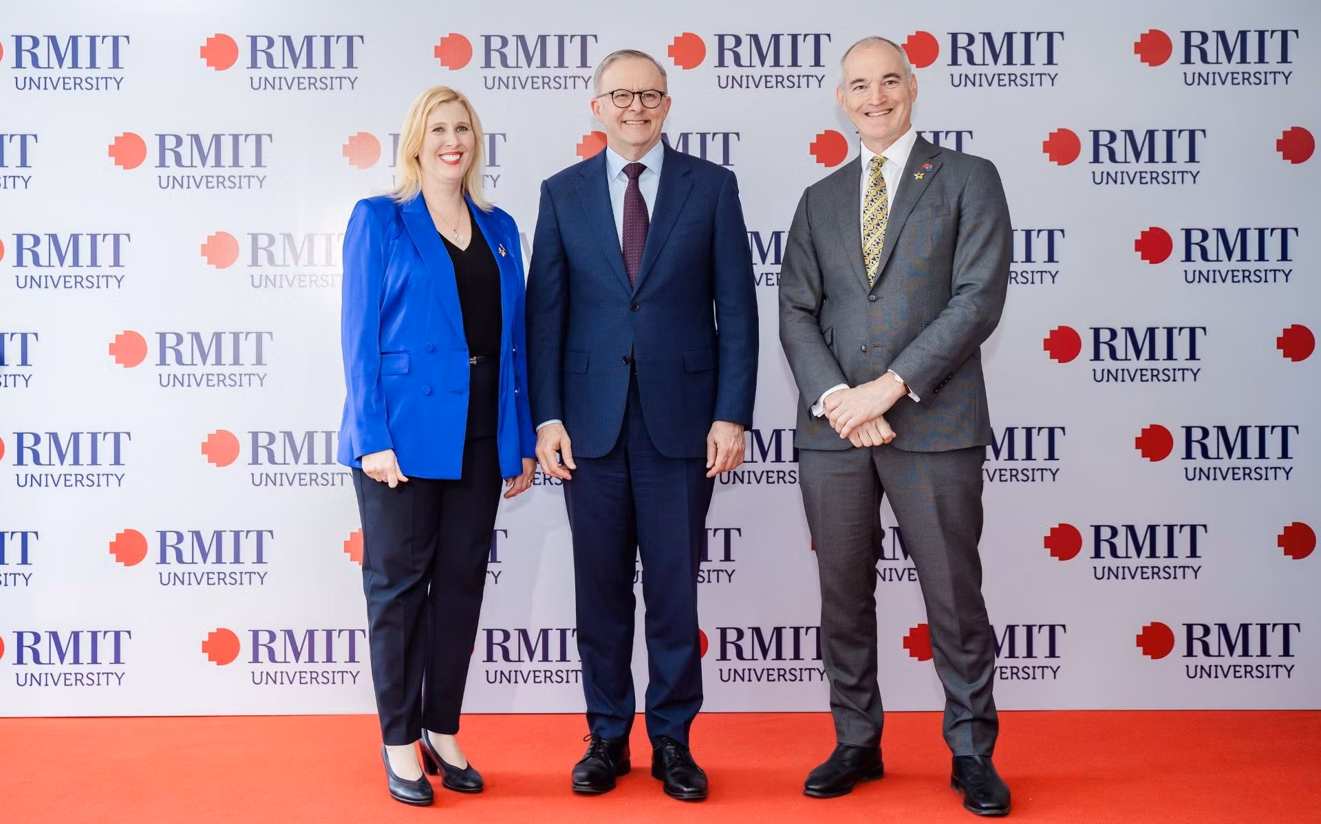 (Từ trái qua phải) Tổng Giám đốc Đại học RMIT Việt Nam Giáo sư Claire Macken, Thủ tướng Australia Anthony Albanese, Phó Chủ tịch Hội đồng trường và Giám đốc Đại học RMIT Giáo sư Alec Cameron.