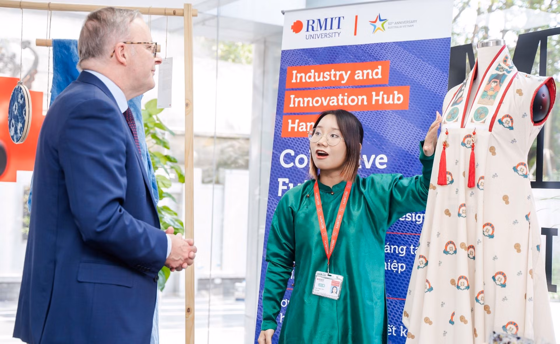 Sinh viên Đại học RMIT giới thiệu sản phẩm thực hành với Thủ tướng Australia tại trung tâm Kết nối doanh nghiệp và Đổi mới sáng tạo RMIT tại Hà Nội.