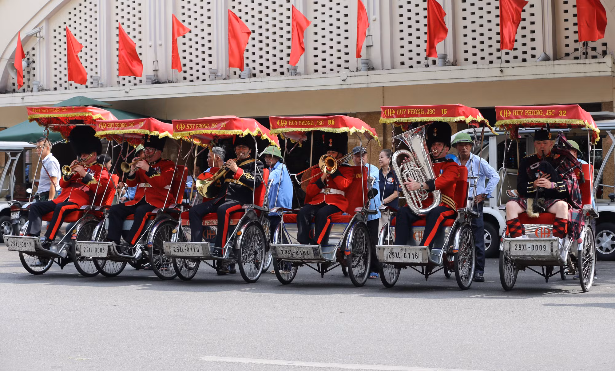 Các nhạc công dừng chân và biểu diễn phía trước chợ Đồng Xuân.