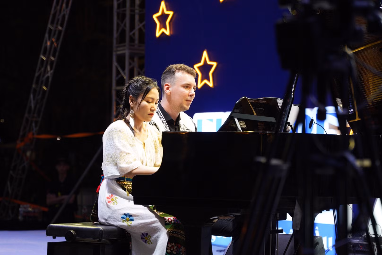 Trở lại sau 5 năm, sự kiện quy mô này là nơi hội tụ của 16 quốc gia thành viên EU và quốc gia khách mời đặc biệt là Ukraine, mang đến những nét văn hóa và bản sắc riêng biệt. Trở lại sau 5 năm, sự kiện quy mô này là nơi hội tụ của 16 quốc gia thành viên EU và quốc gia khách mời đặc biệt là Ukraine, mang đến những nét văn hóa và bản sắc riêng biệt.