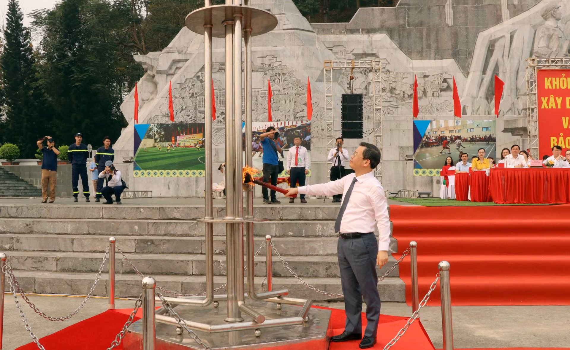 Chủ tịch Ủy ban nhân dân tỉnh Nguyễn Văn Sơn thắp đuốc tại Hội khỏe Phù Đổng. Chủ tịch Ủy ban nhân dân tỉnh Nguyễn Văn Sơn thắp đuốc tại Hội khỏe Phù Đổng.