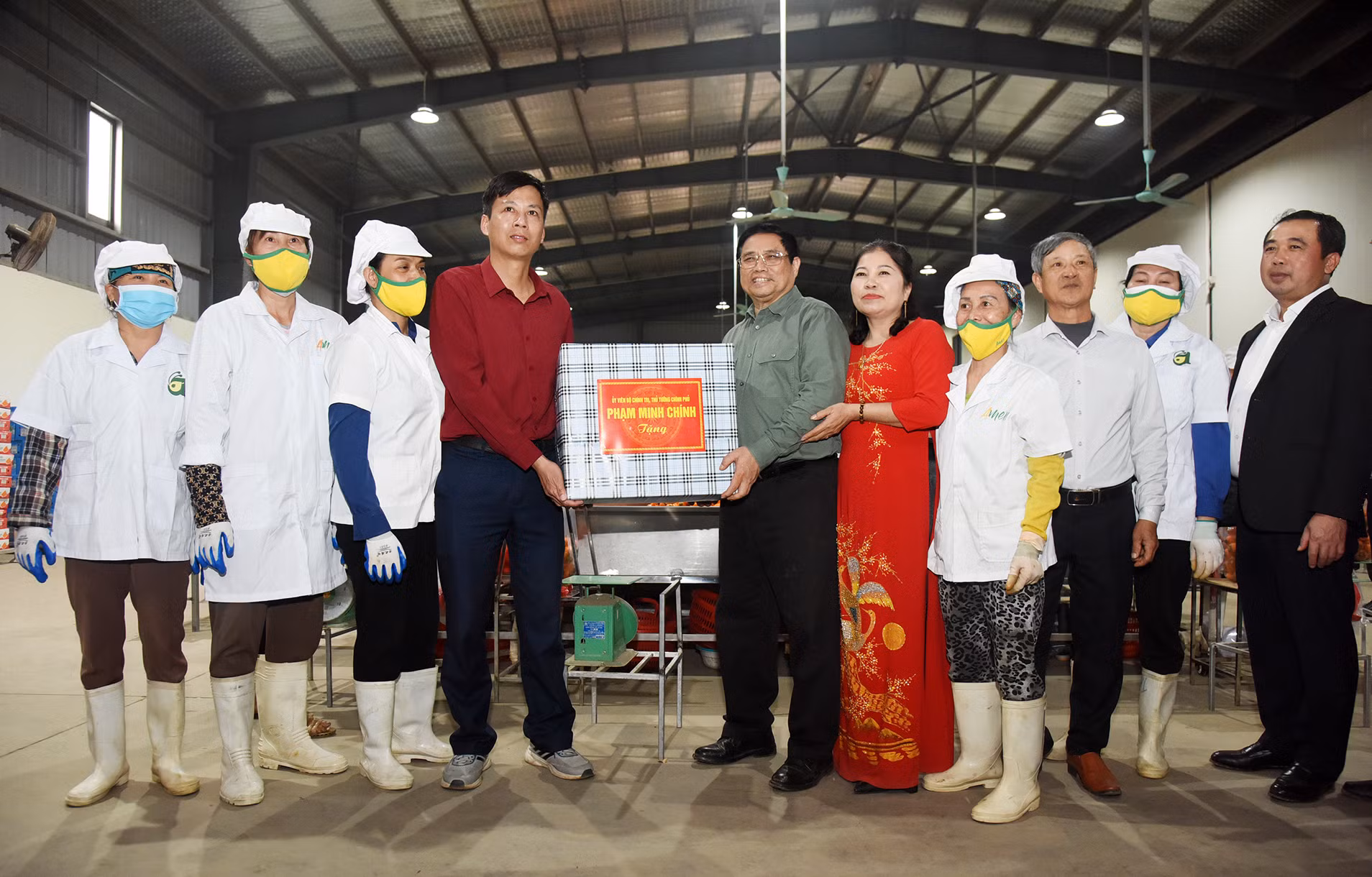 Thủ tướng Phạm Minh Chính tặng quà cho người lao động HTX Đức Chính, huyện Cẩm Giàng.