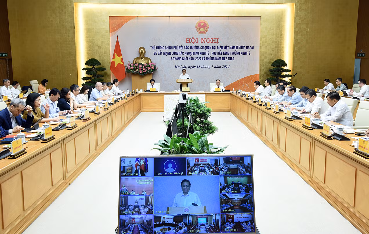 Hội nghị Thủ tướng Chính phủ với các Trưởng Cơ quan đại diện Việt Nam ở nước ngoài về đẩy mạnh công tác ngoại giao kinh tế. Hội nghị Thủ tướng Chính phủ với các Trưởng Cơ quan đại diện Việt Nam ở nước ngoài về đẩy mạnh công tác ngoại giao kinh tế.